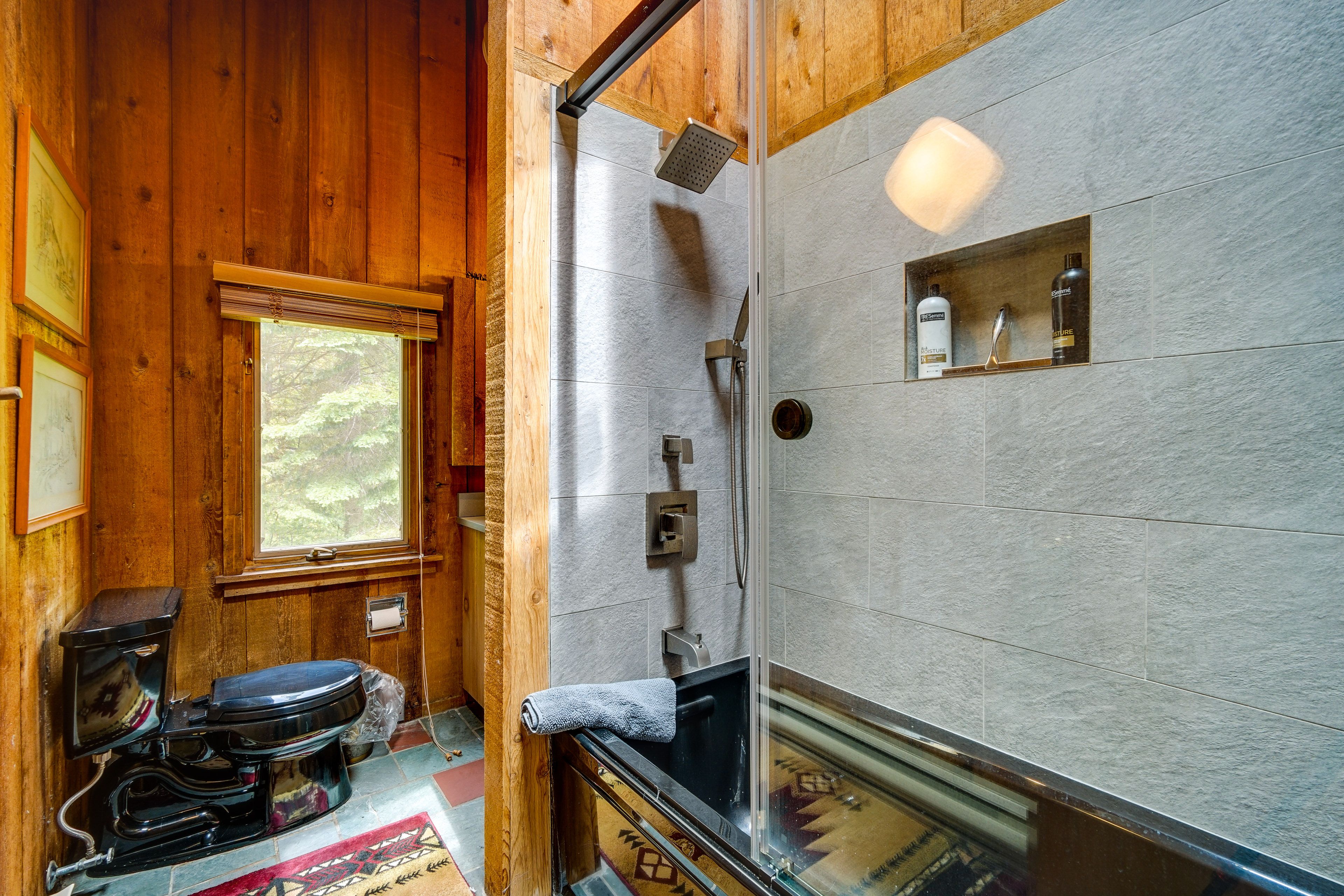 Full Bathroom | Towels Provided