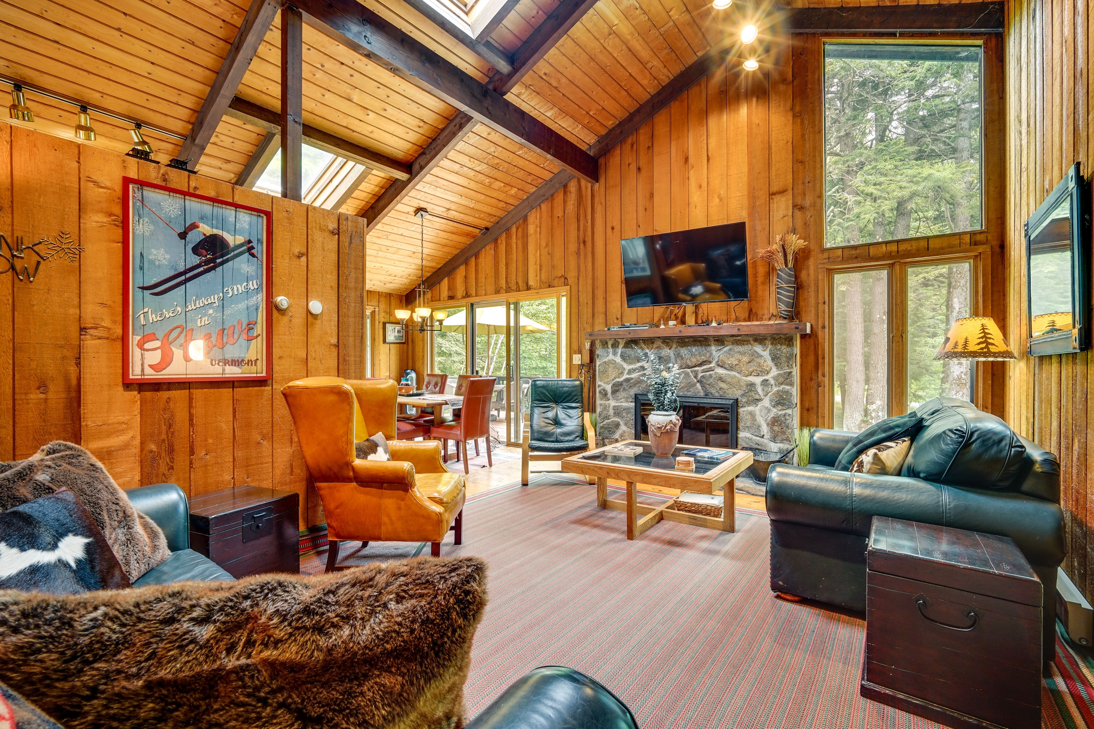 Living Room | Laptop Friendly | Free WiFi
