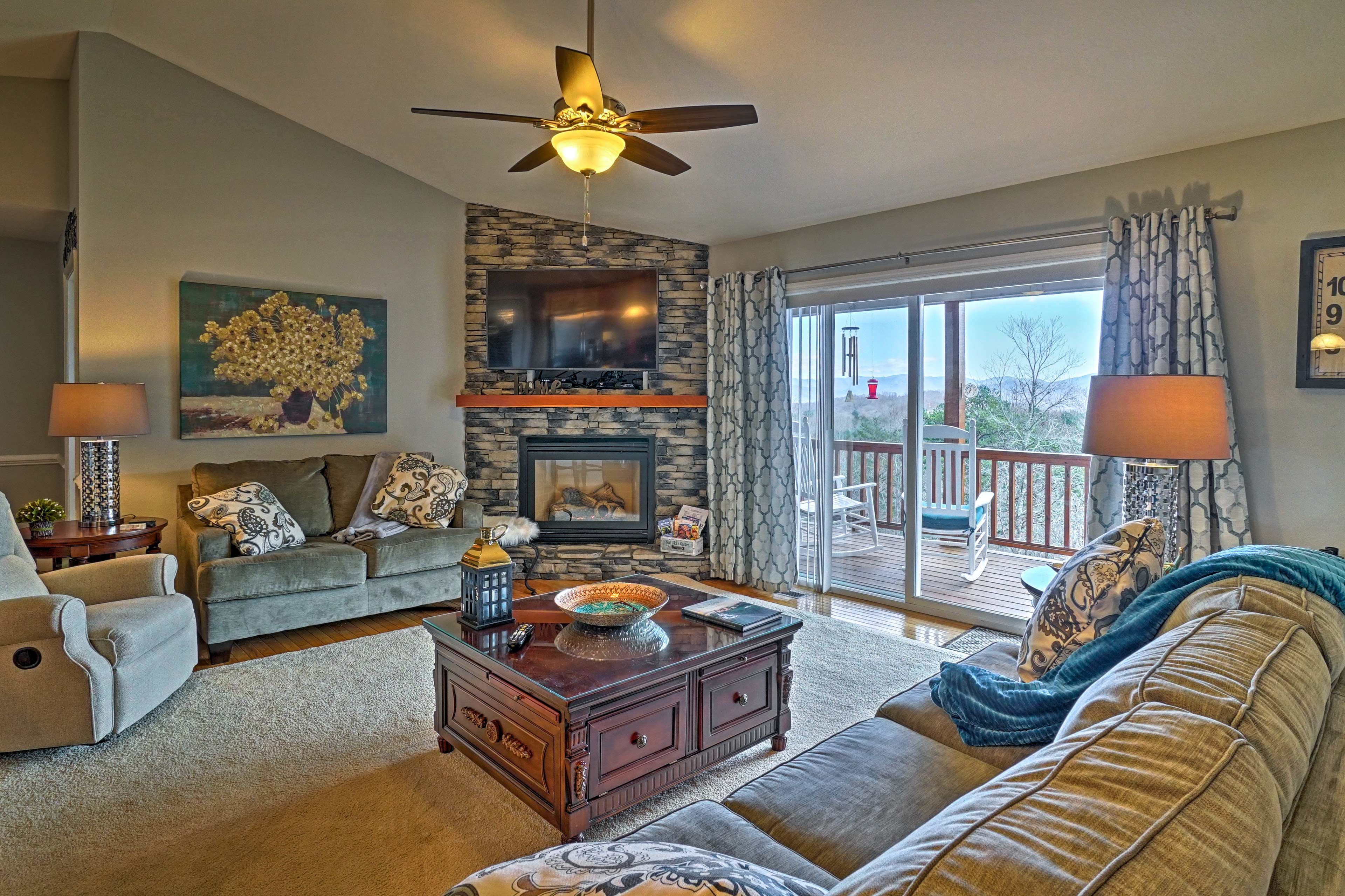 Living Room | Gas Fireplace | Free WiFi | Central A/C & Heat