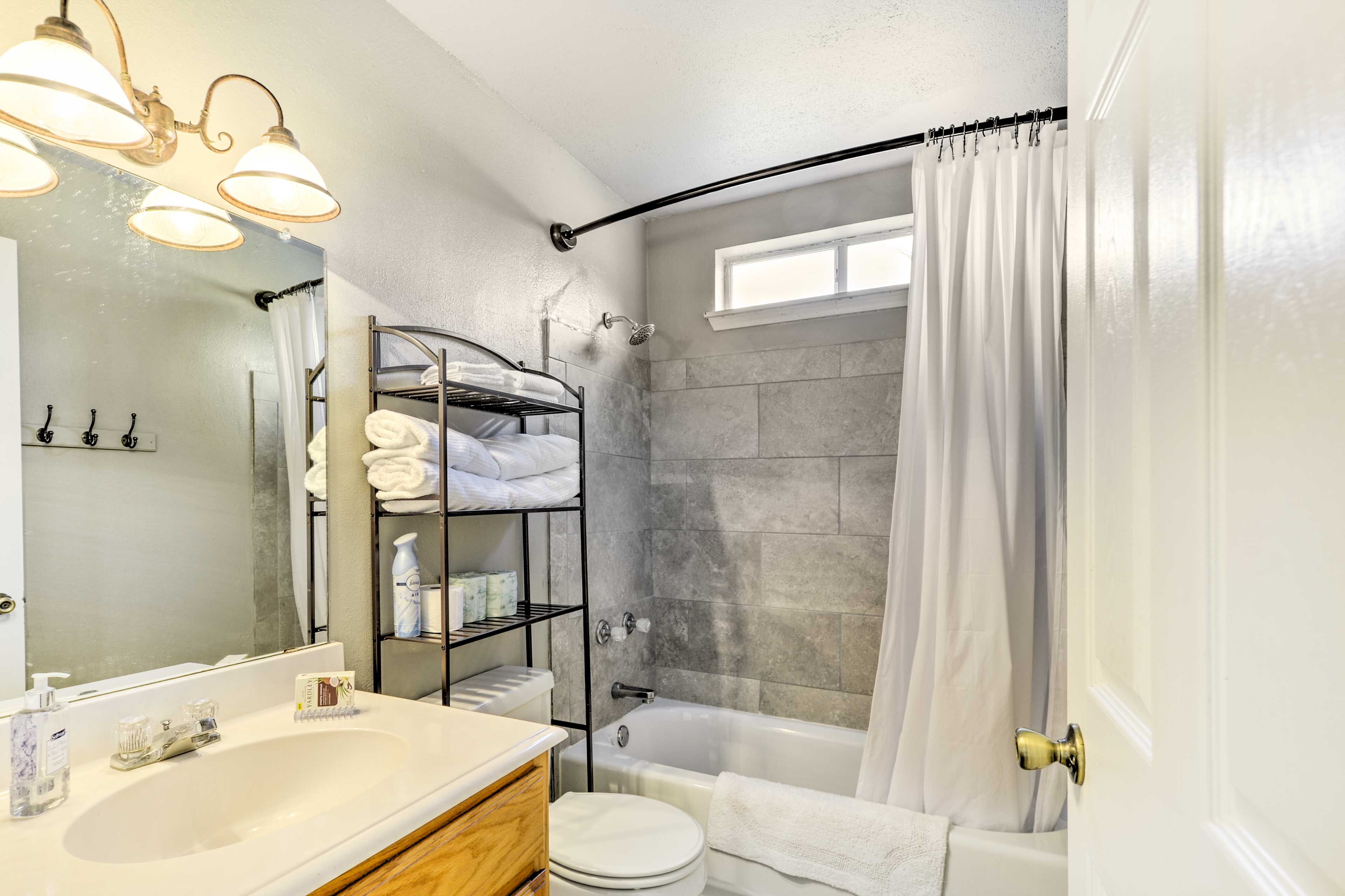 Full Bathroom | Complimentary Toiletries