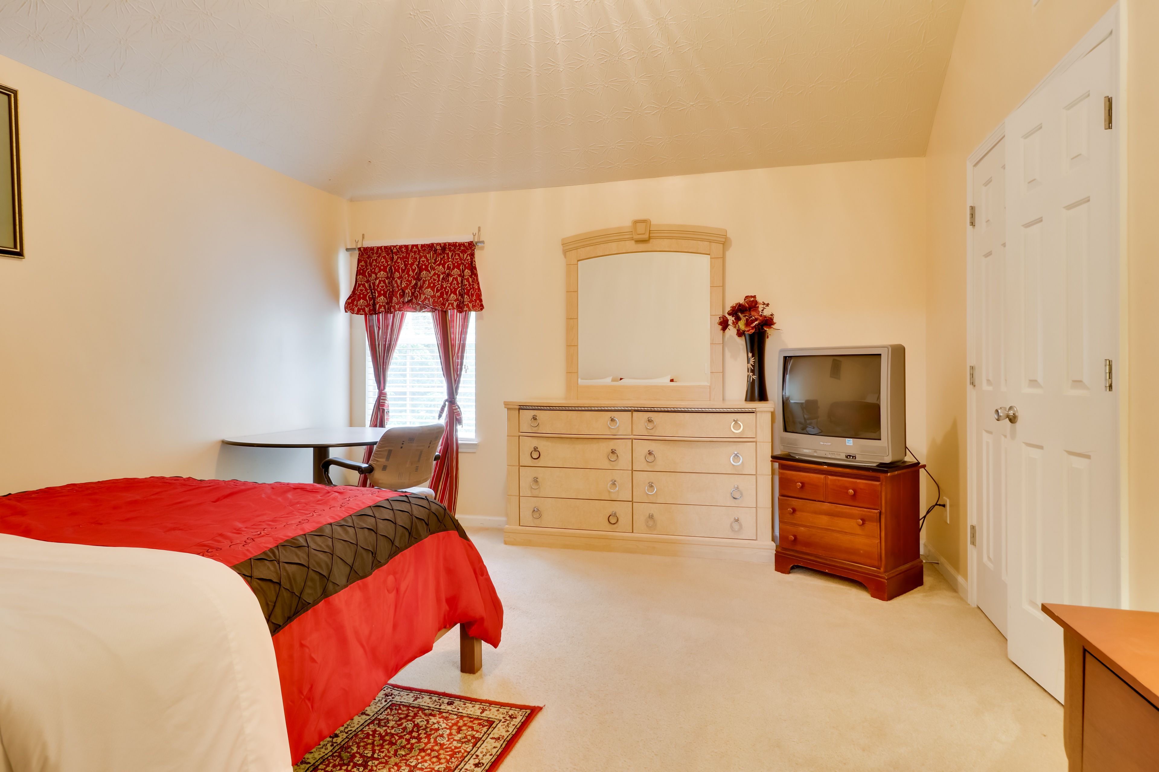 Bedroom 3 | 2nd Floor | Queen Bed