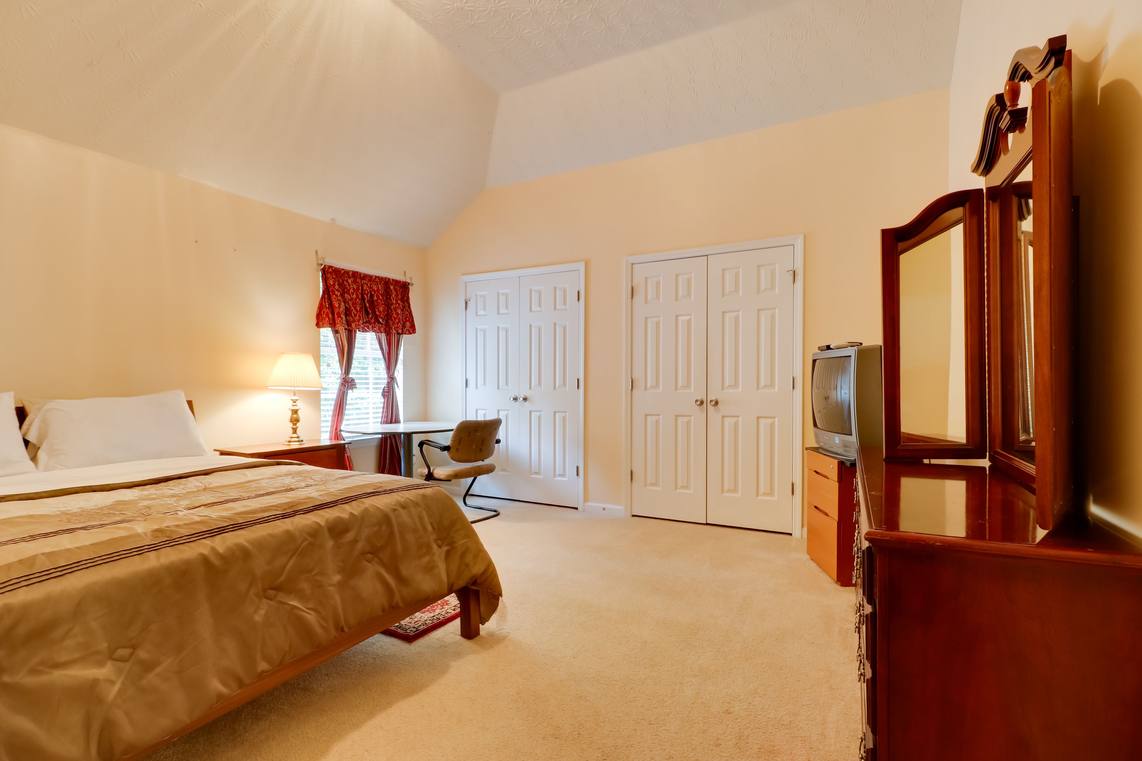 Bedroom 4 | 2nd Floor | Queen Bed