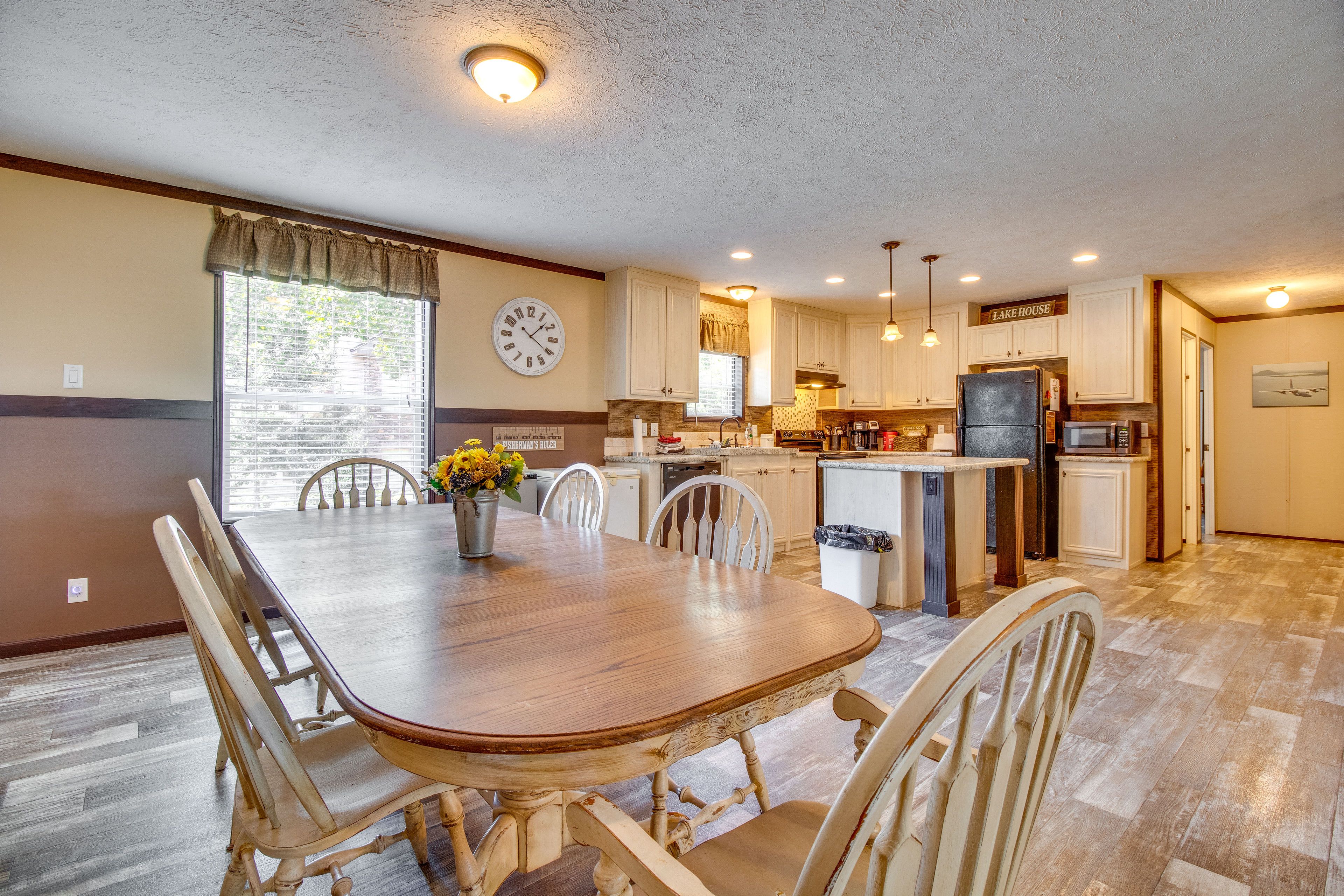Dining Table | Dishware Provided