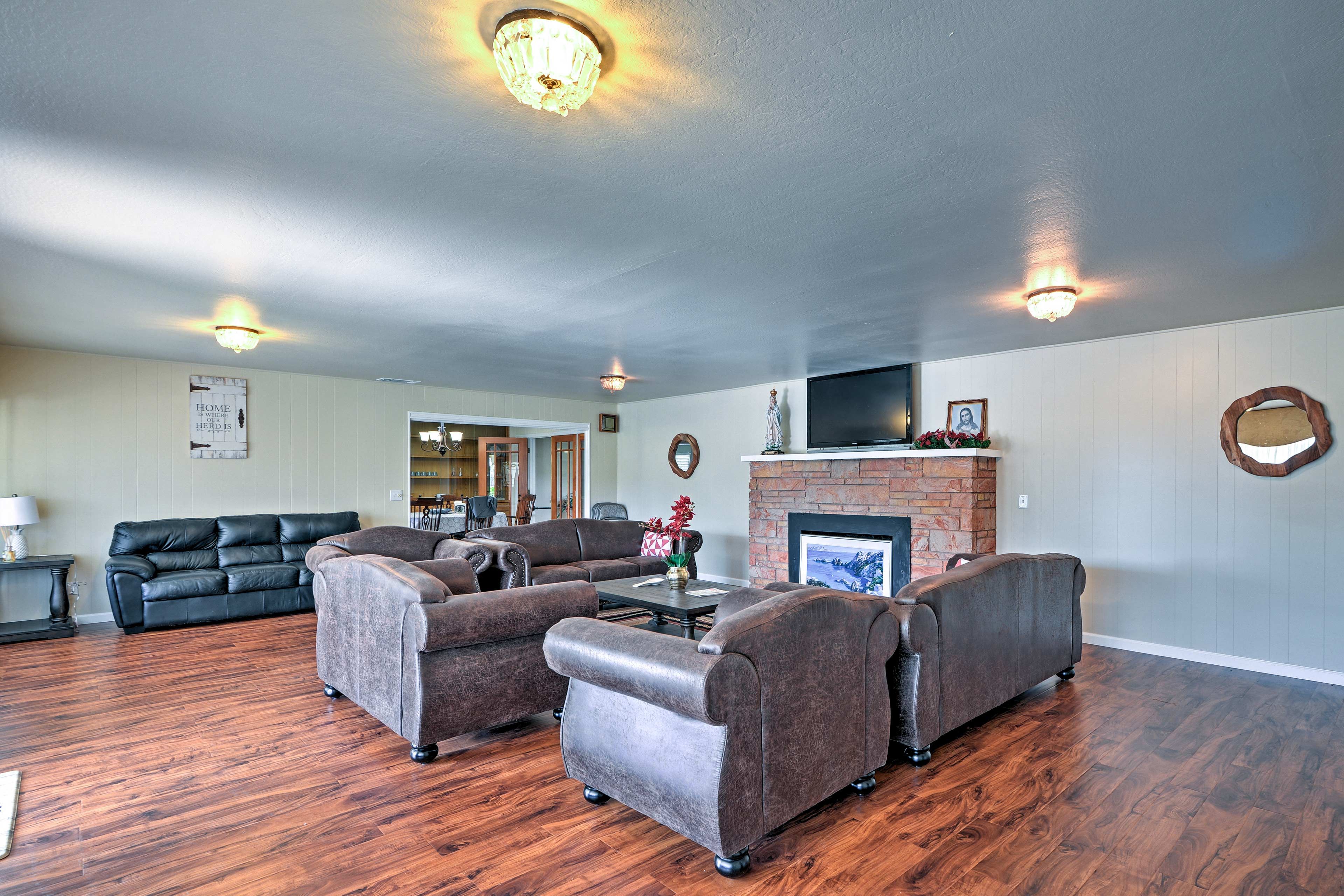 Living Room | Free WiFi | Cable TV | Central A/C & Heat