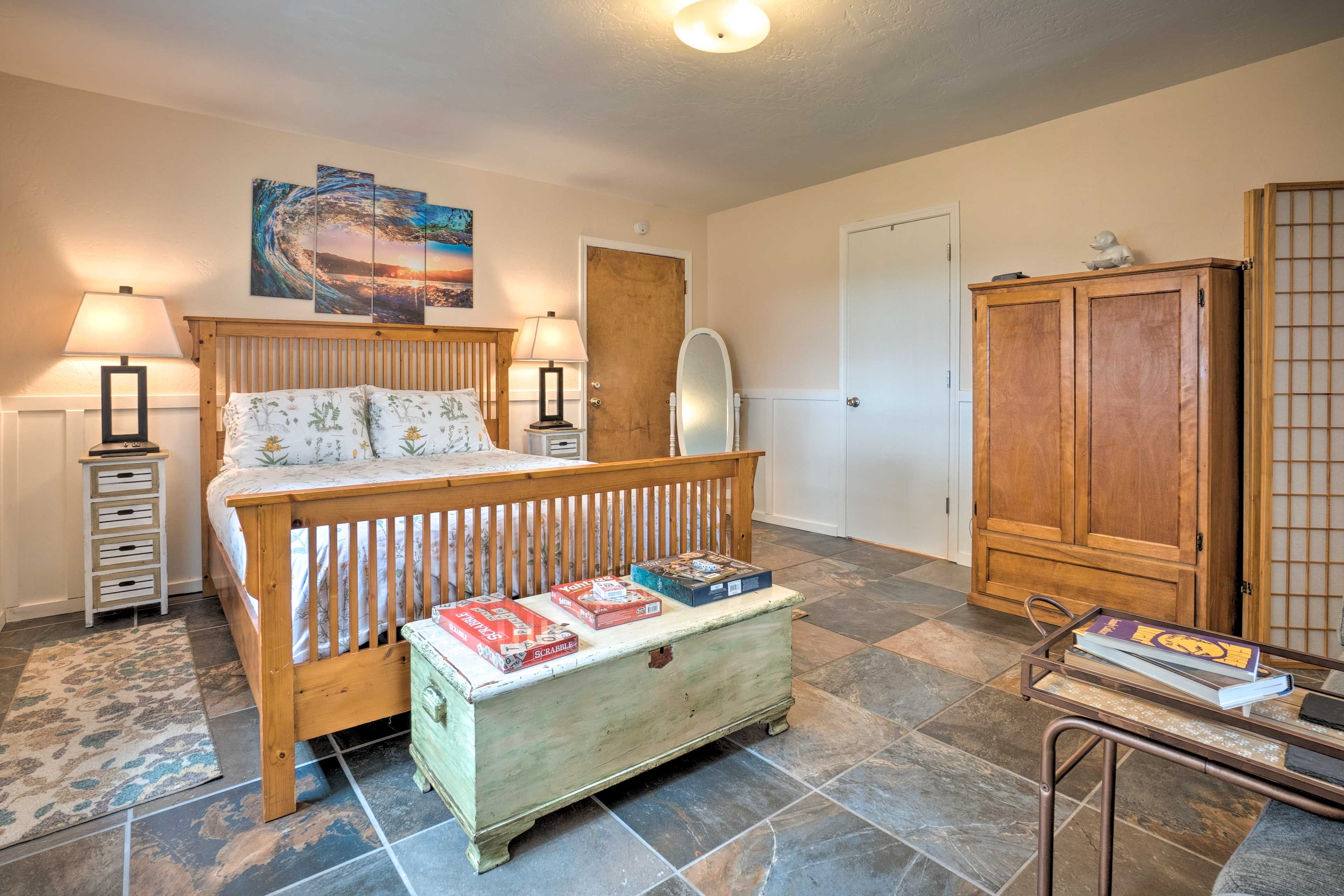 Studio | Queen Bed | Linens Provided