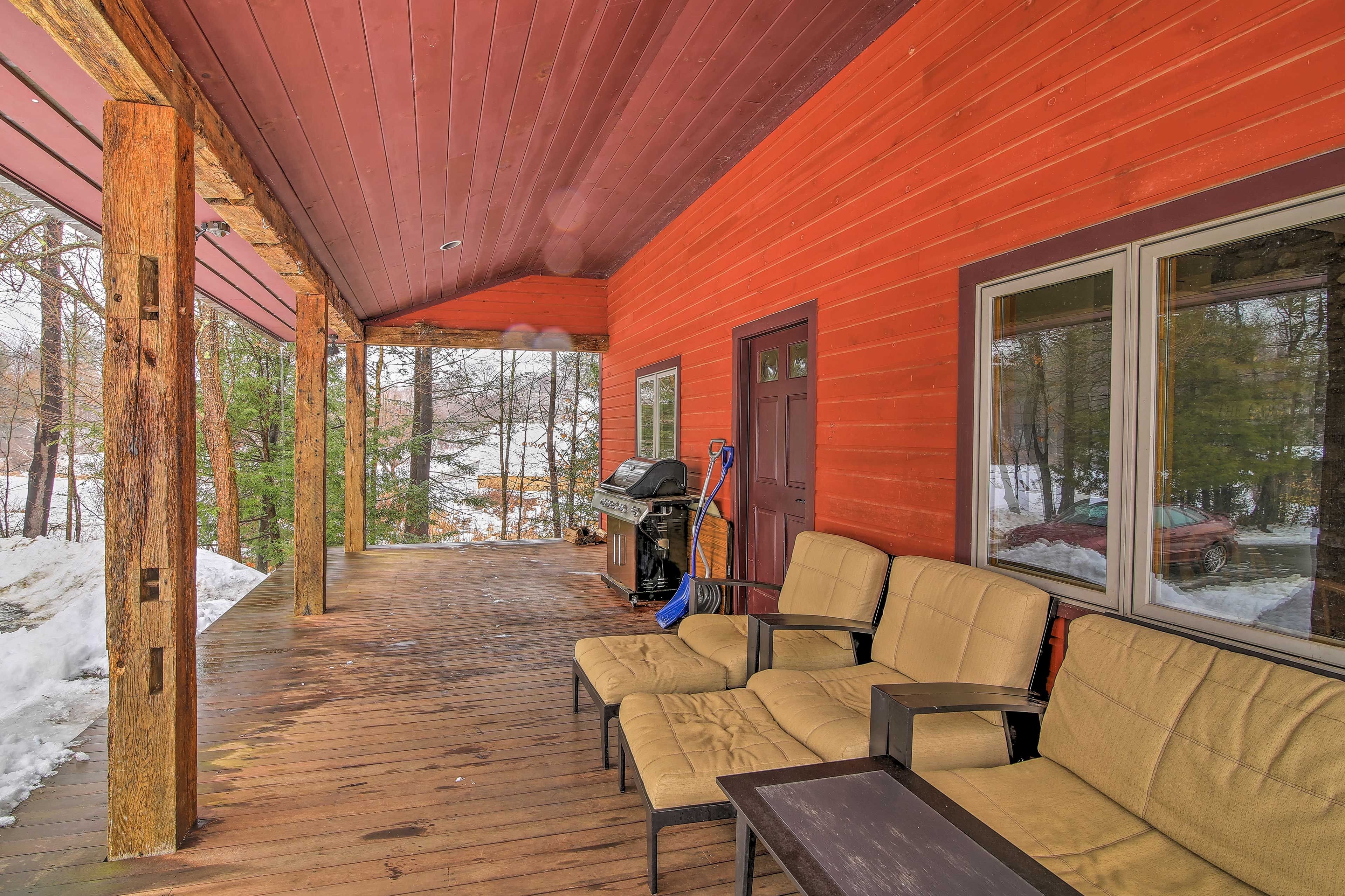 This cozy abode is located within minutes of several outdoor attractions!