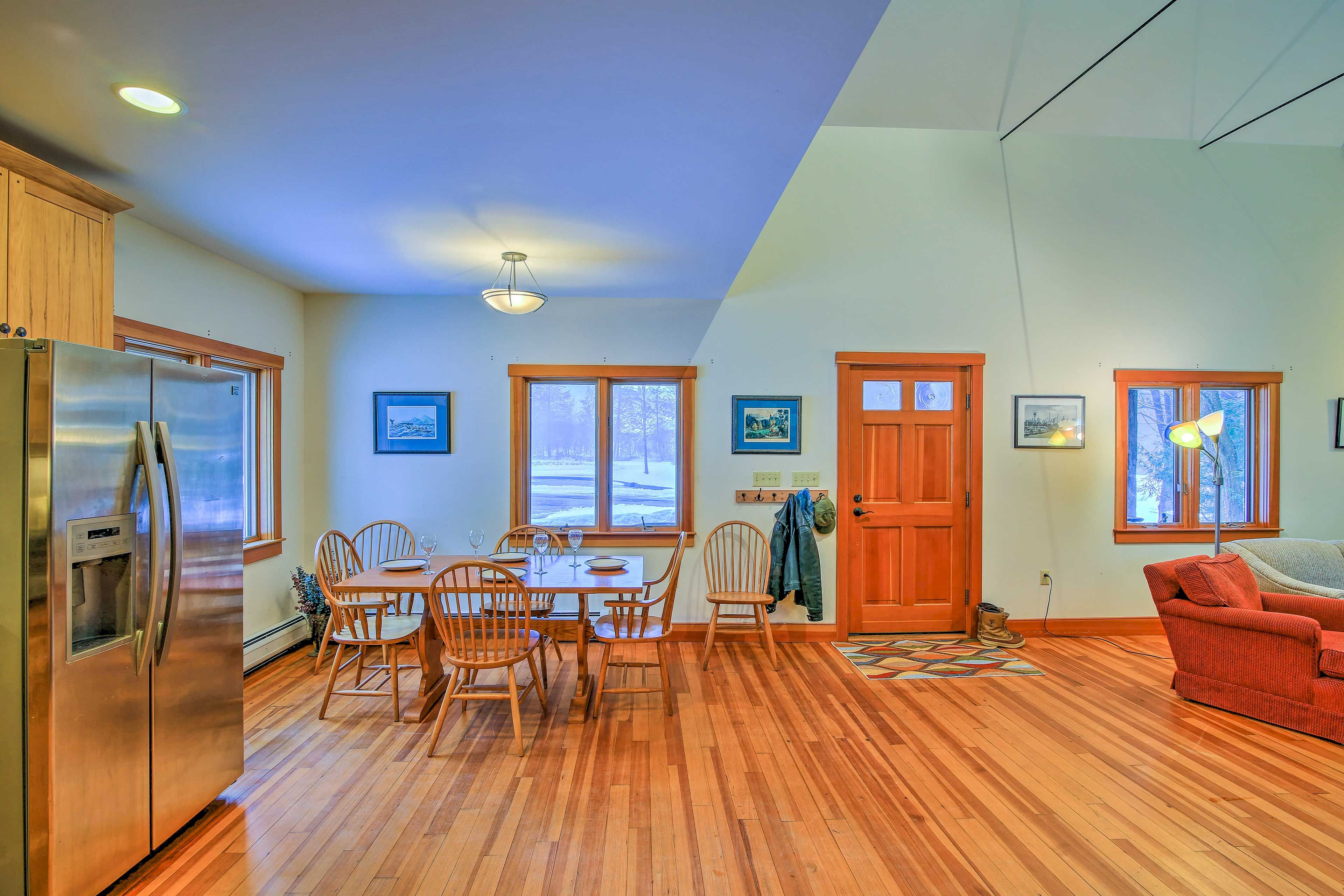 Find seating for 6 at the dining table.