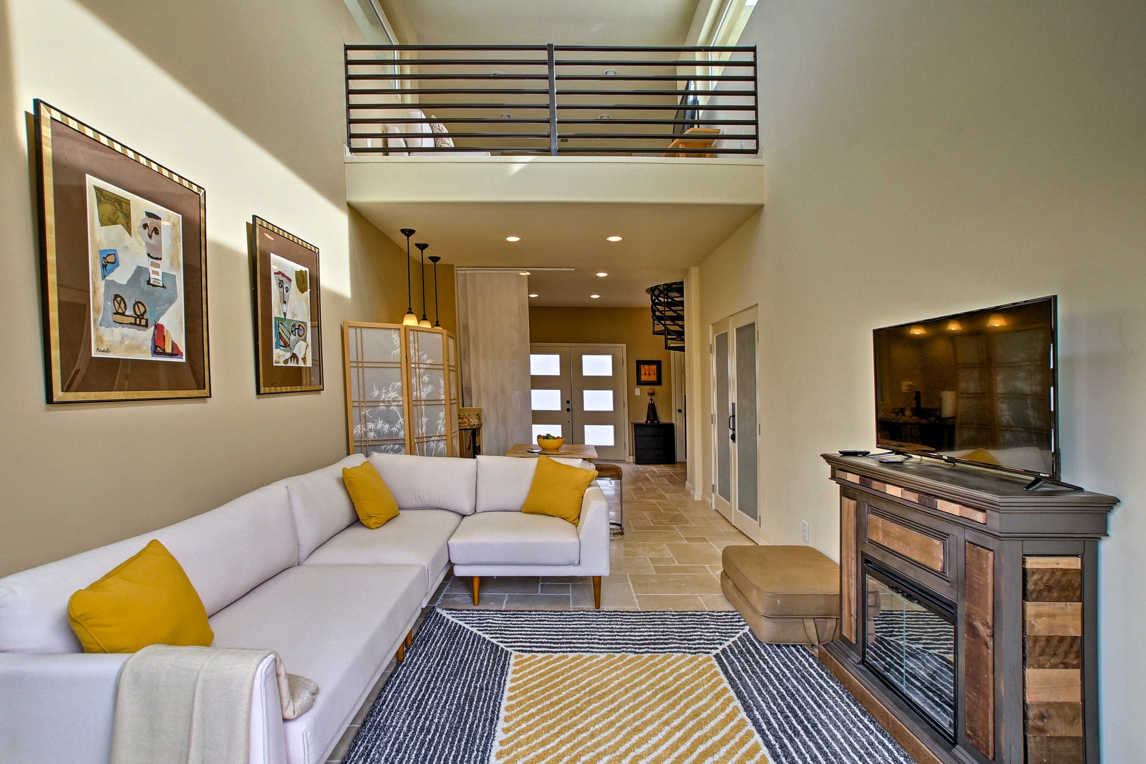 Living Room | Central A/C & Heating | Cable TV | Free WiFi
