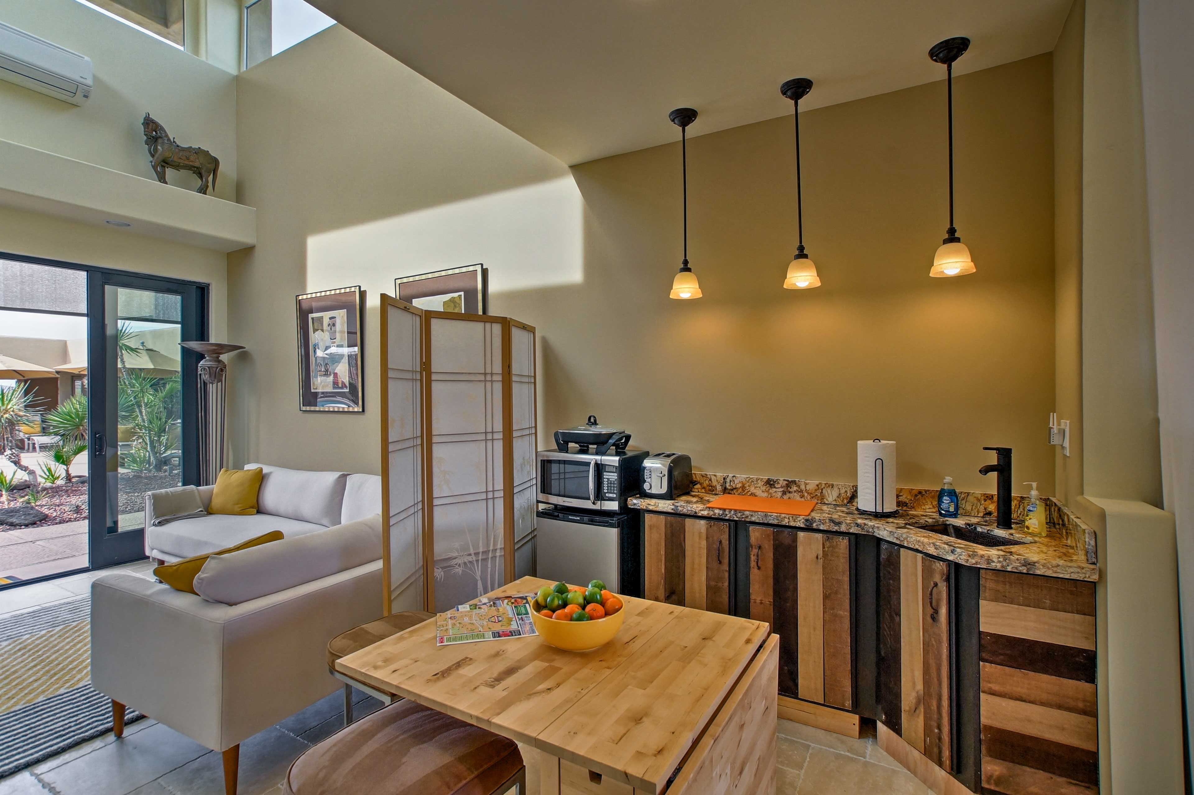Kitchenette | Toaster | Trash Bags & Paper Towels