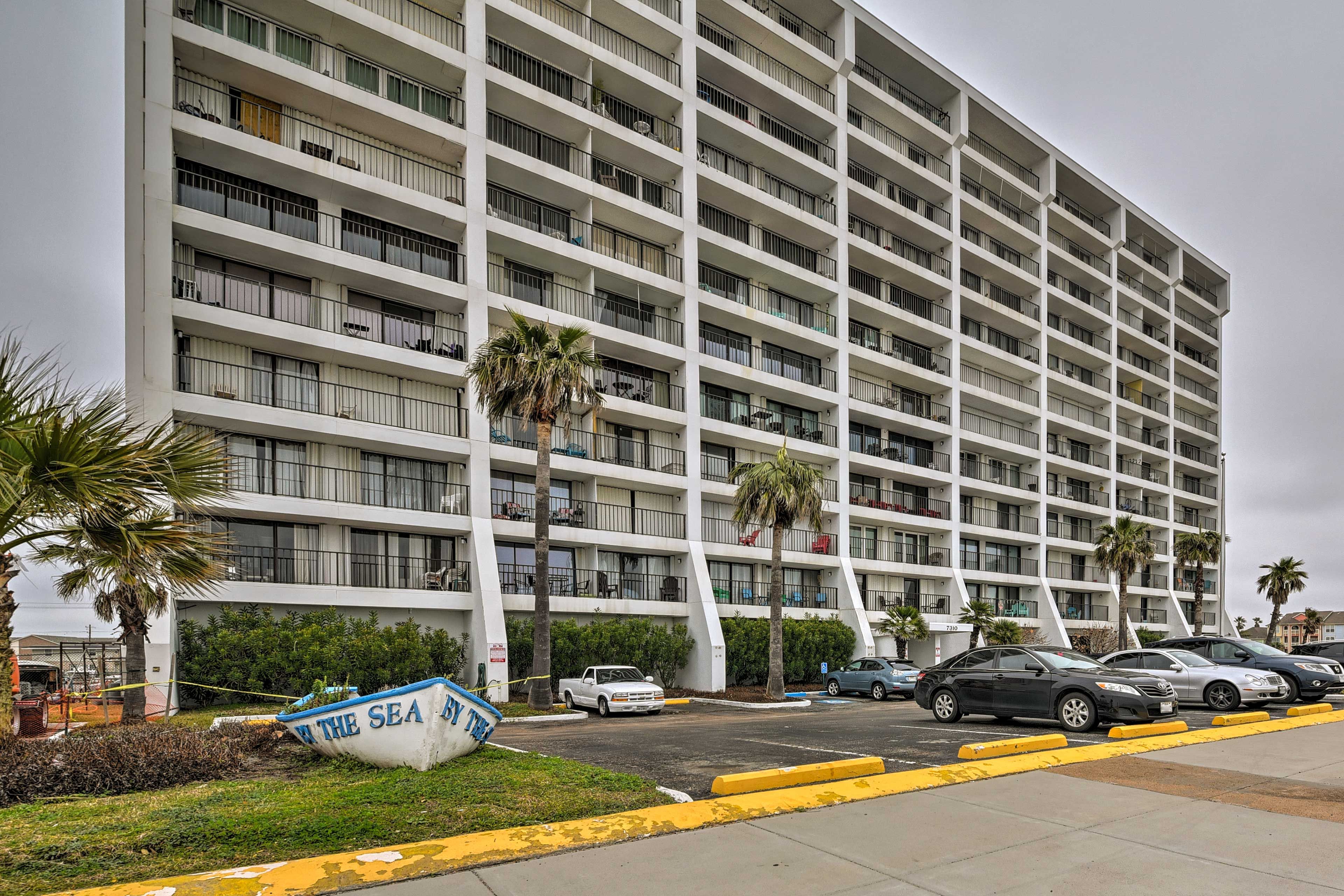 This condo is ideally situated right across the street from Babe's Beach.