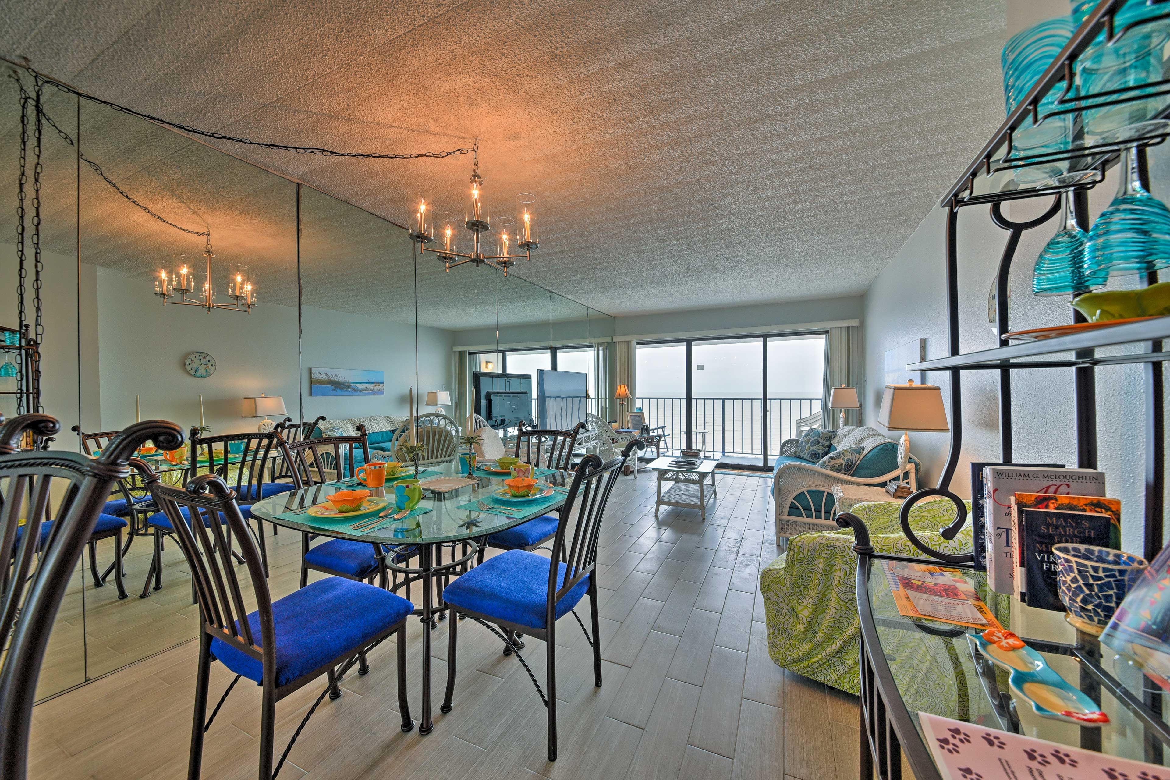 An open layout coupled with windows ensures the Gulf views are visible.
