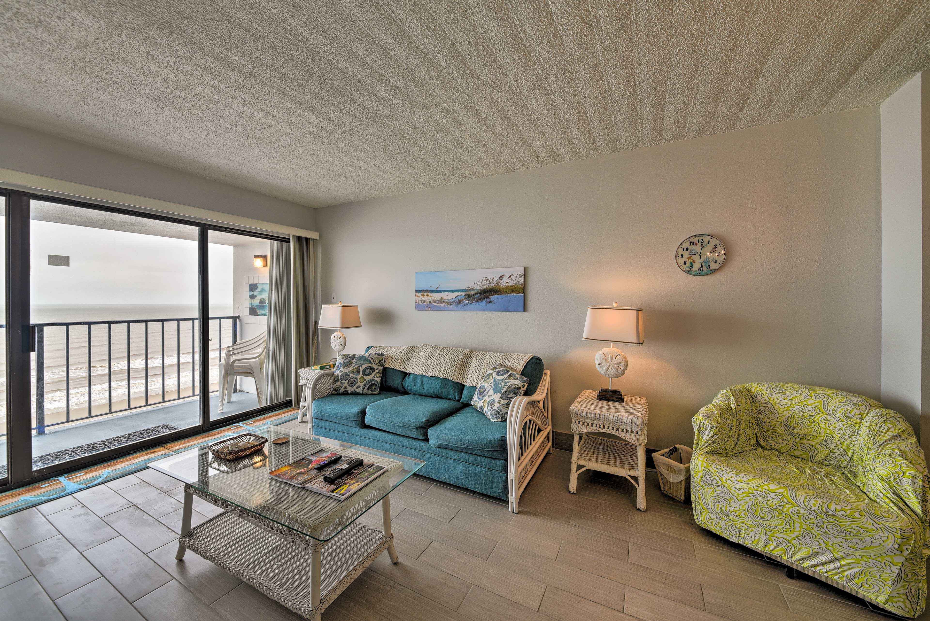 The living area is outfitted with classic beach furnishings.
