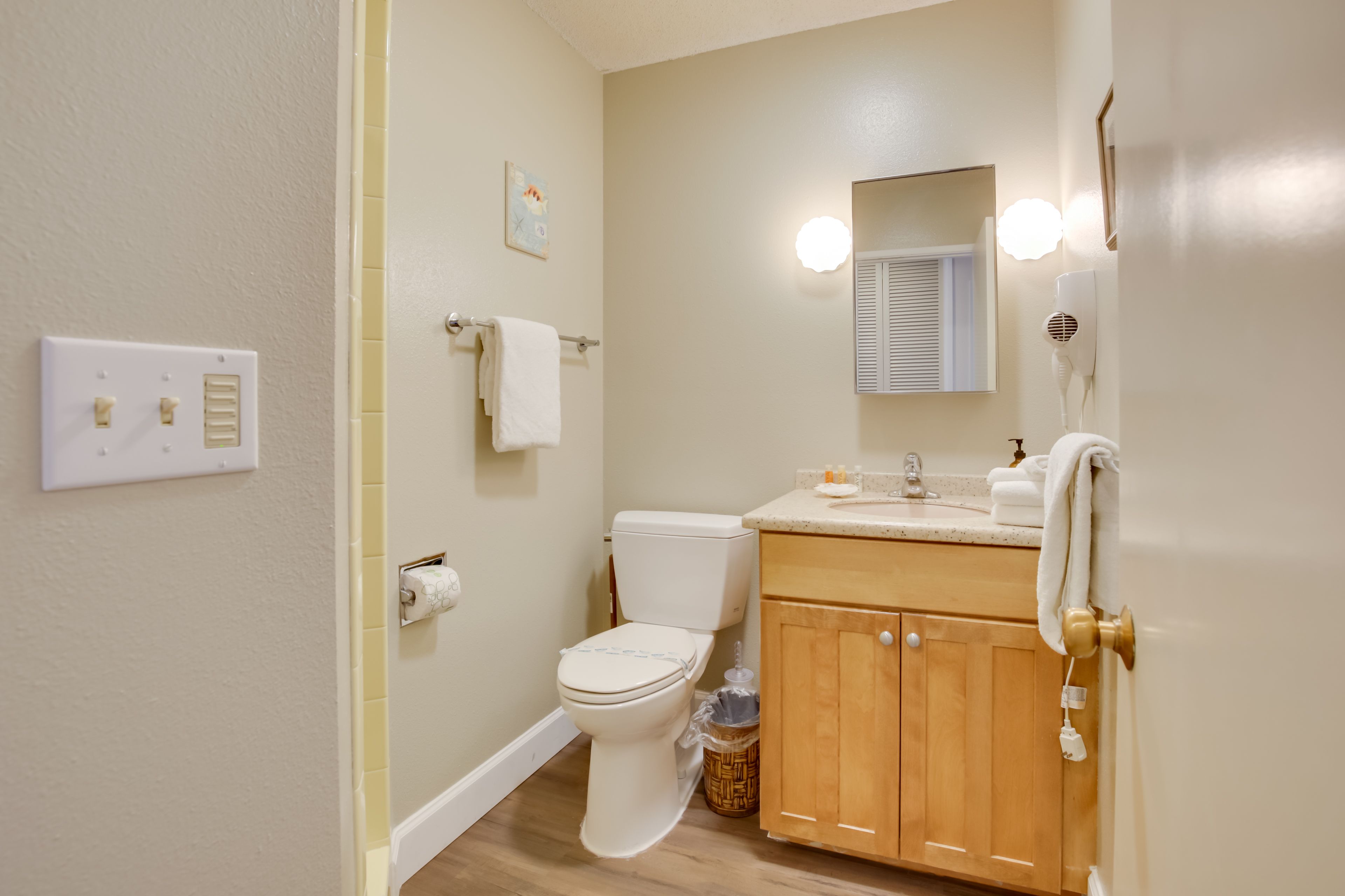 Full Bathroom | Main Level | Towels Provided | Shower/Tub Combo