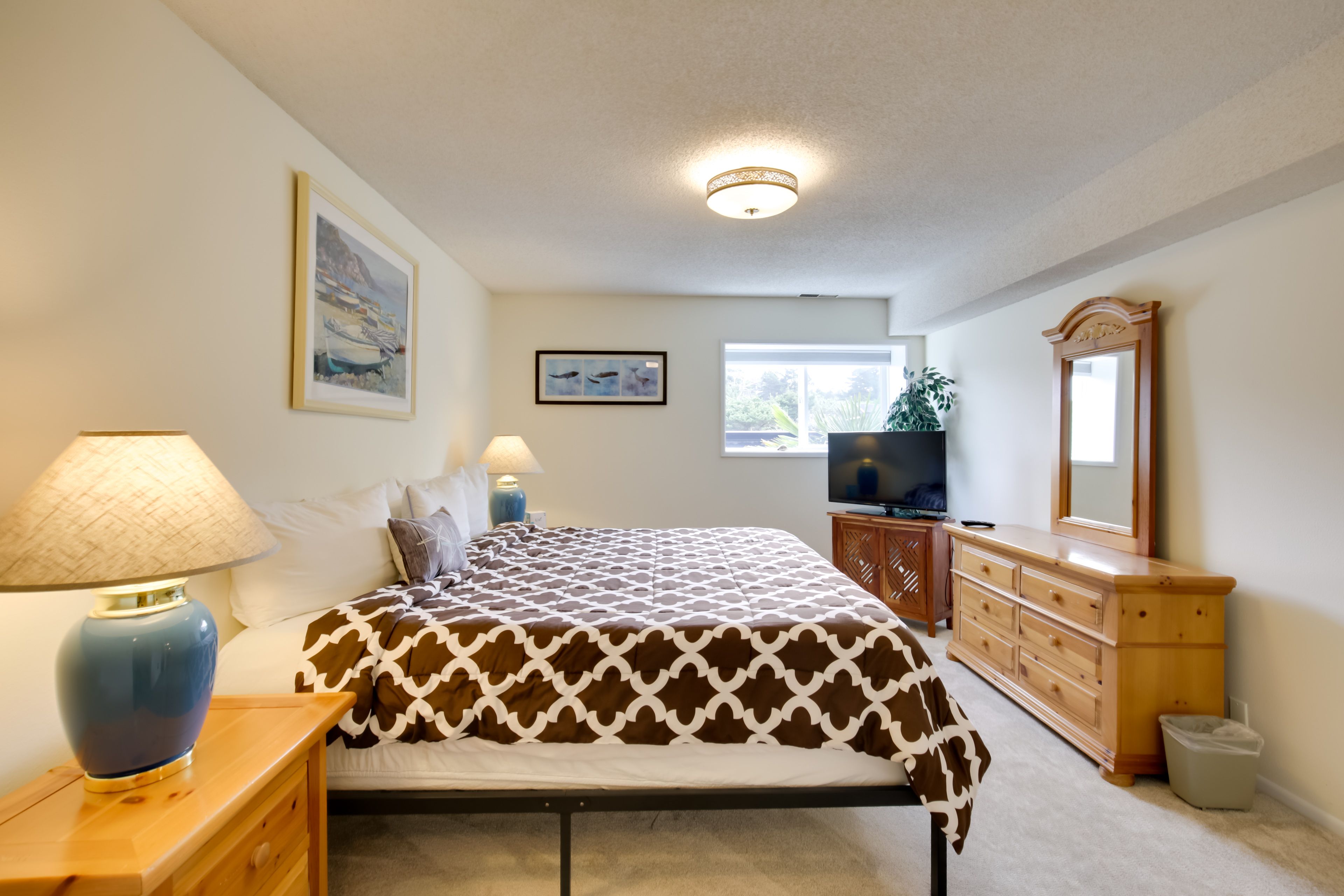 Bedroom 1 | King Bed | Board Games