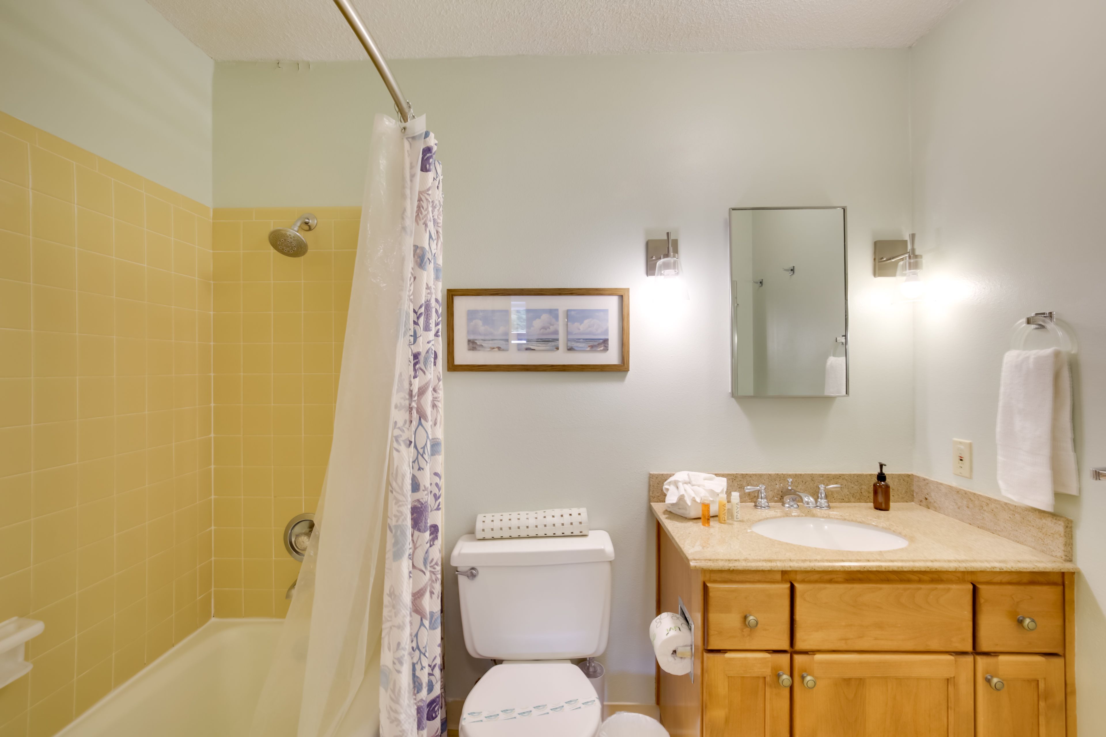 Full Bathroom | Complimentary Toiletries | Hair Dryer
