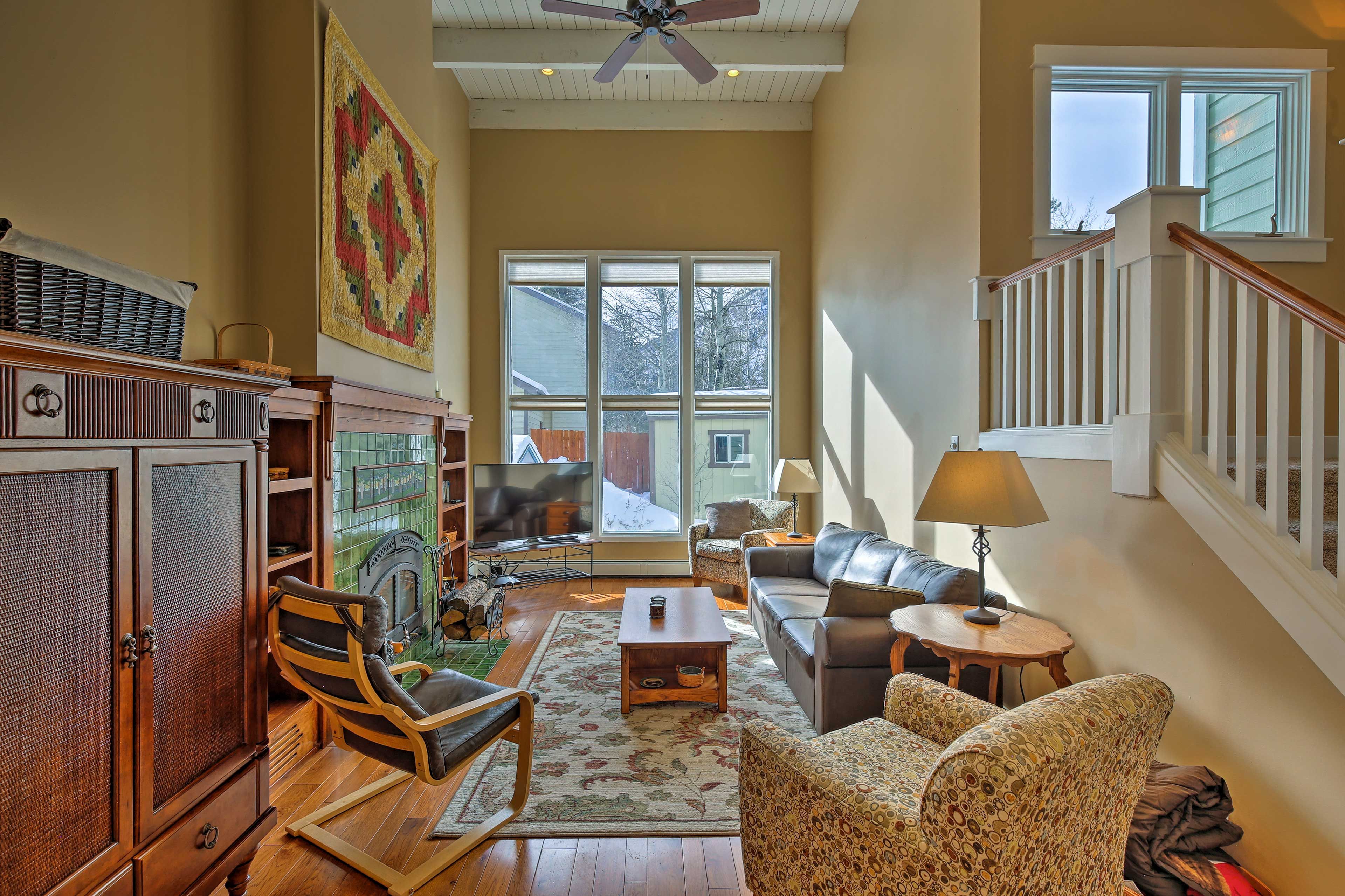 Living Room | Free WiFi | Flat-Screen TV