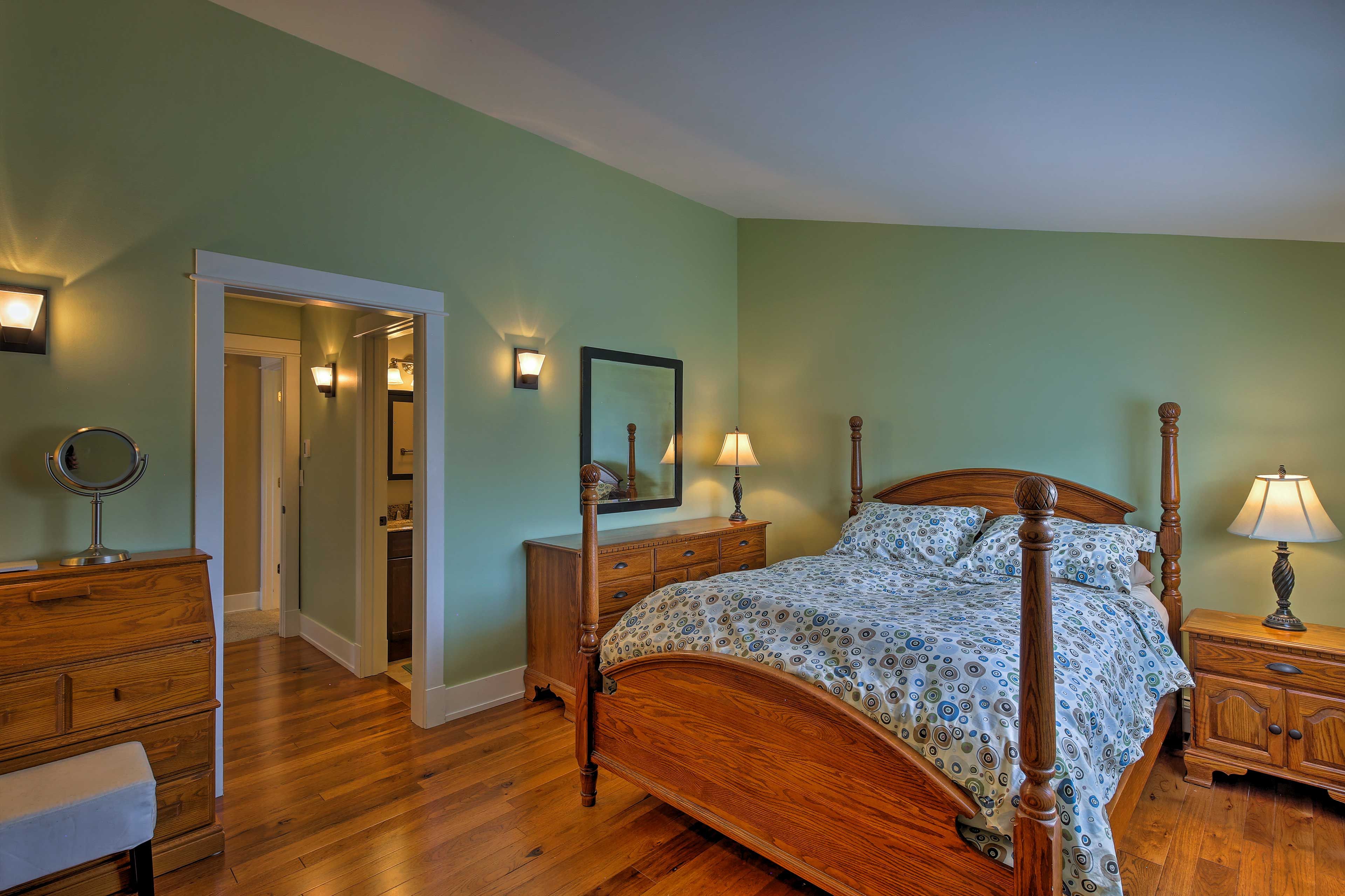 Bedroom 1 | Queen Bed