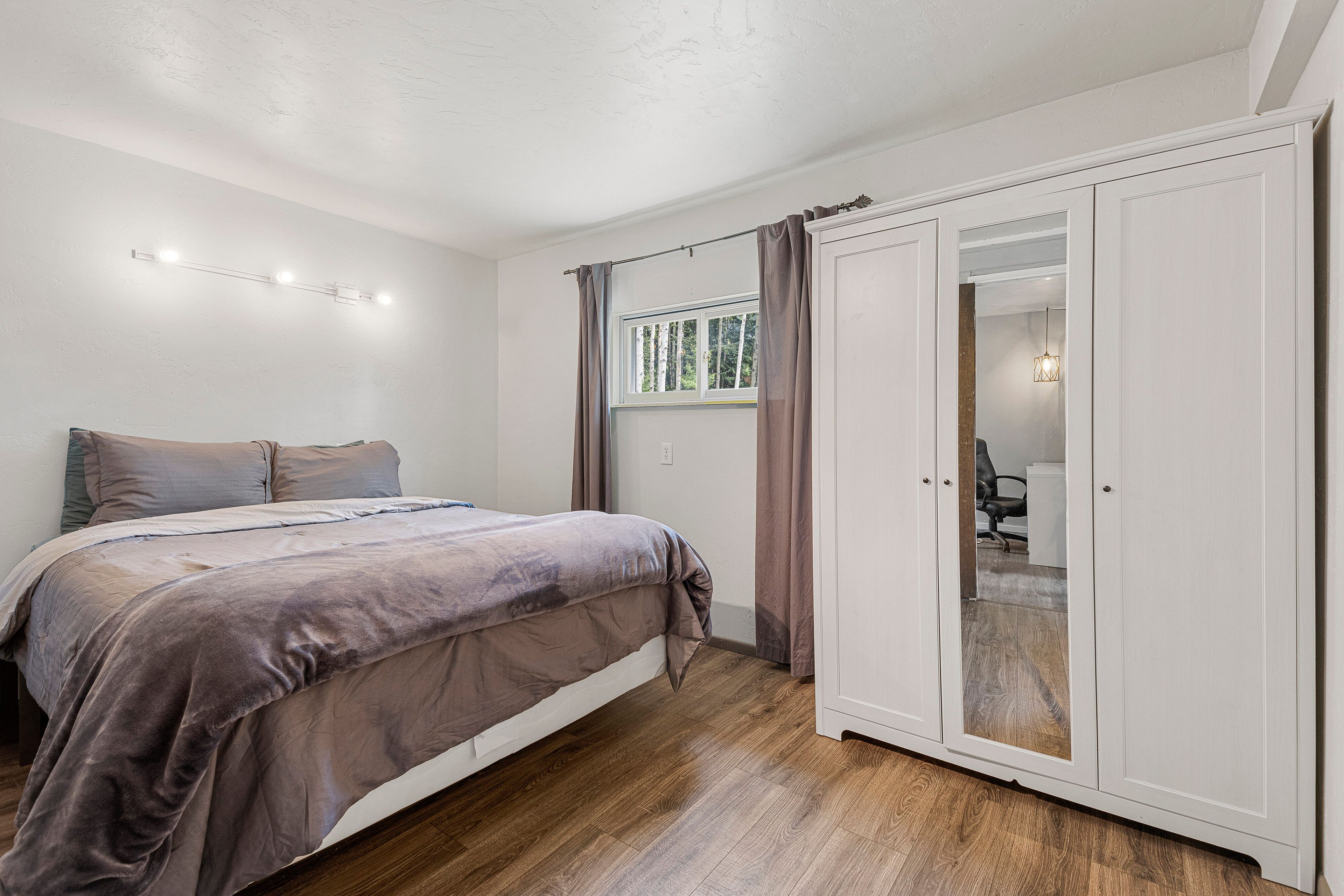 Bedroom 3 | Queen Bed