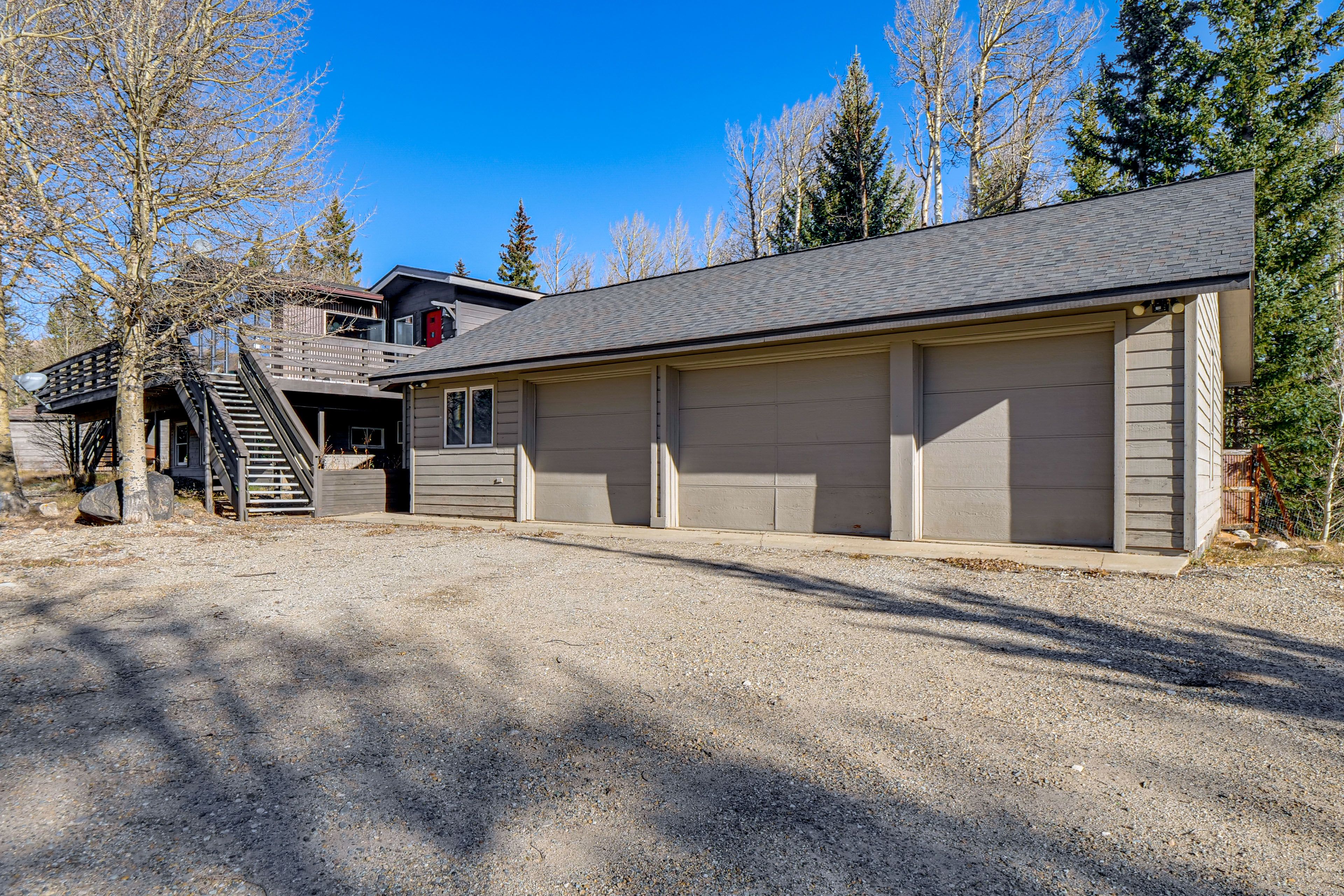 Parking | Driveway (2 Vehicles) | Garage (2 Vehicles)