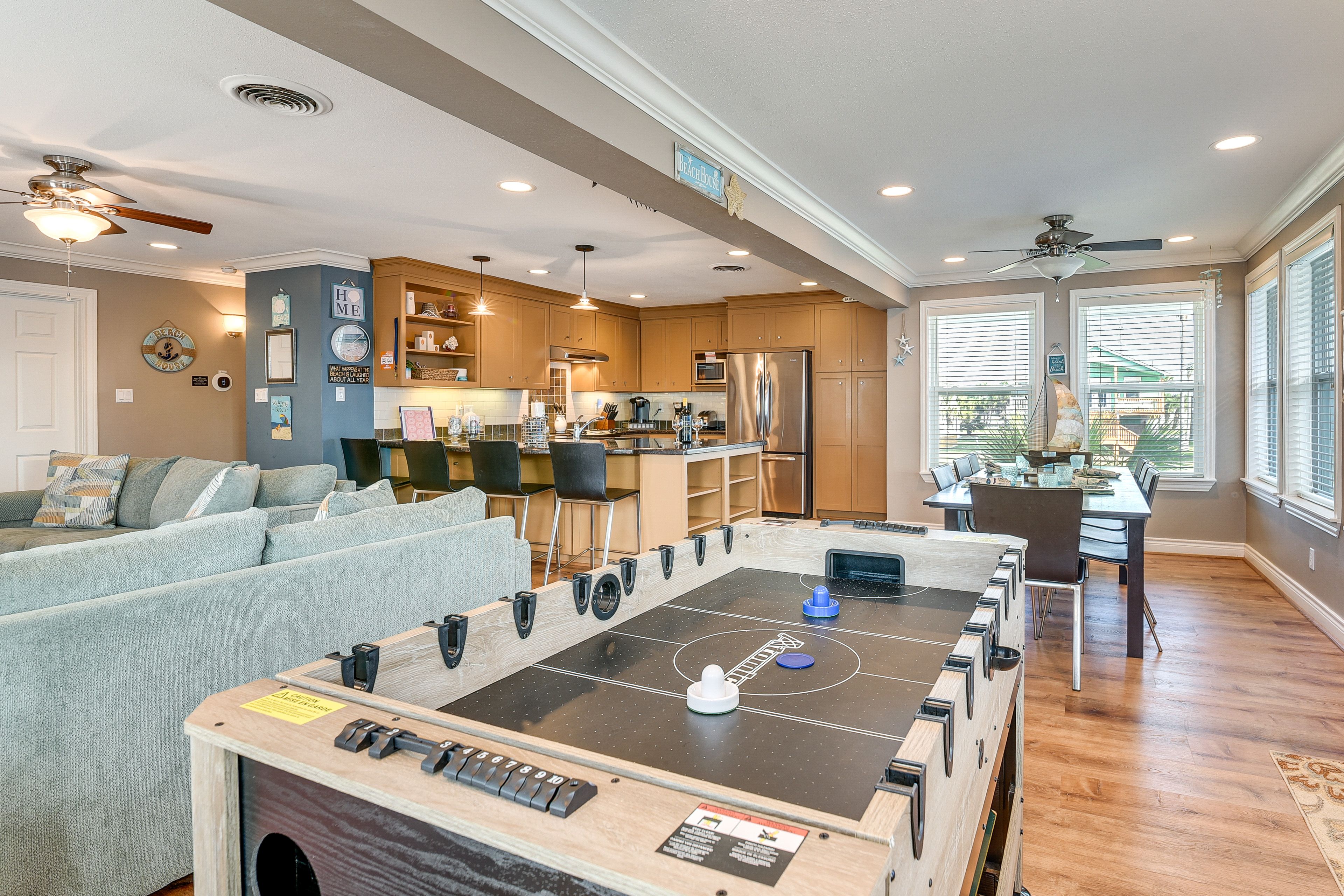 Living Room | Mini Pool Table | 2 Smart TVs w/ Cable | Free WiFi