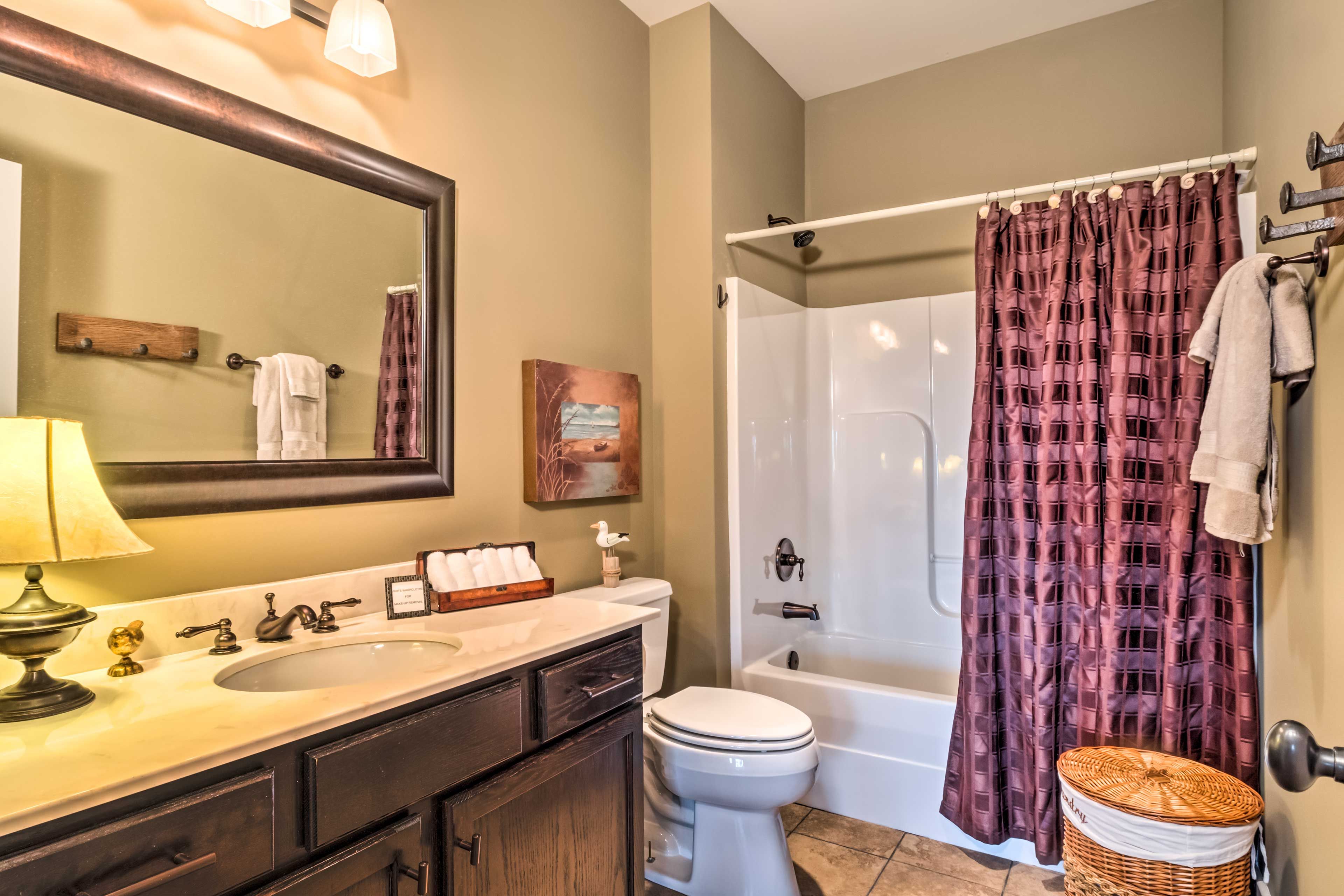 Full Bathroom | Towels Provided | Hair Dryer