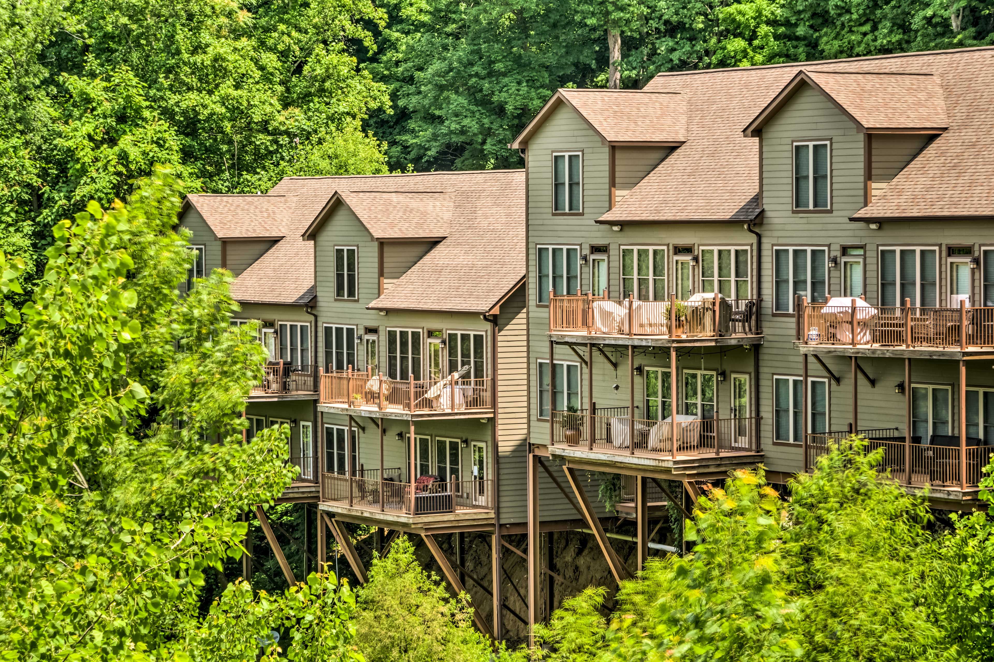 Condo Exterior | 1,200 Sq Ft | Keyless Entry | Center Hill Lake Views