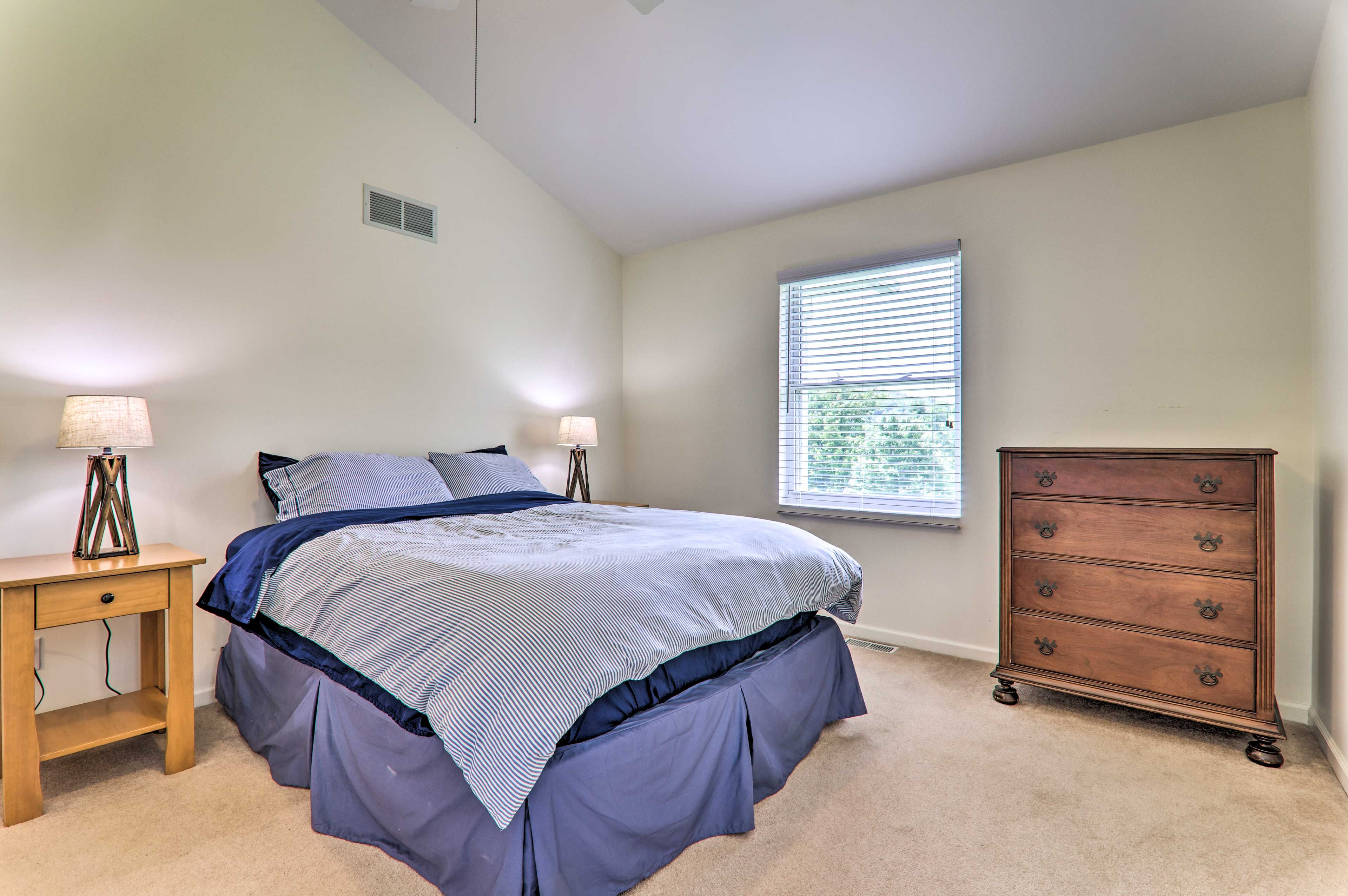 Bedroom 2 | Queen Bed