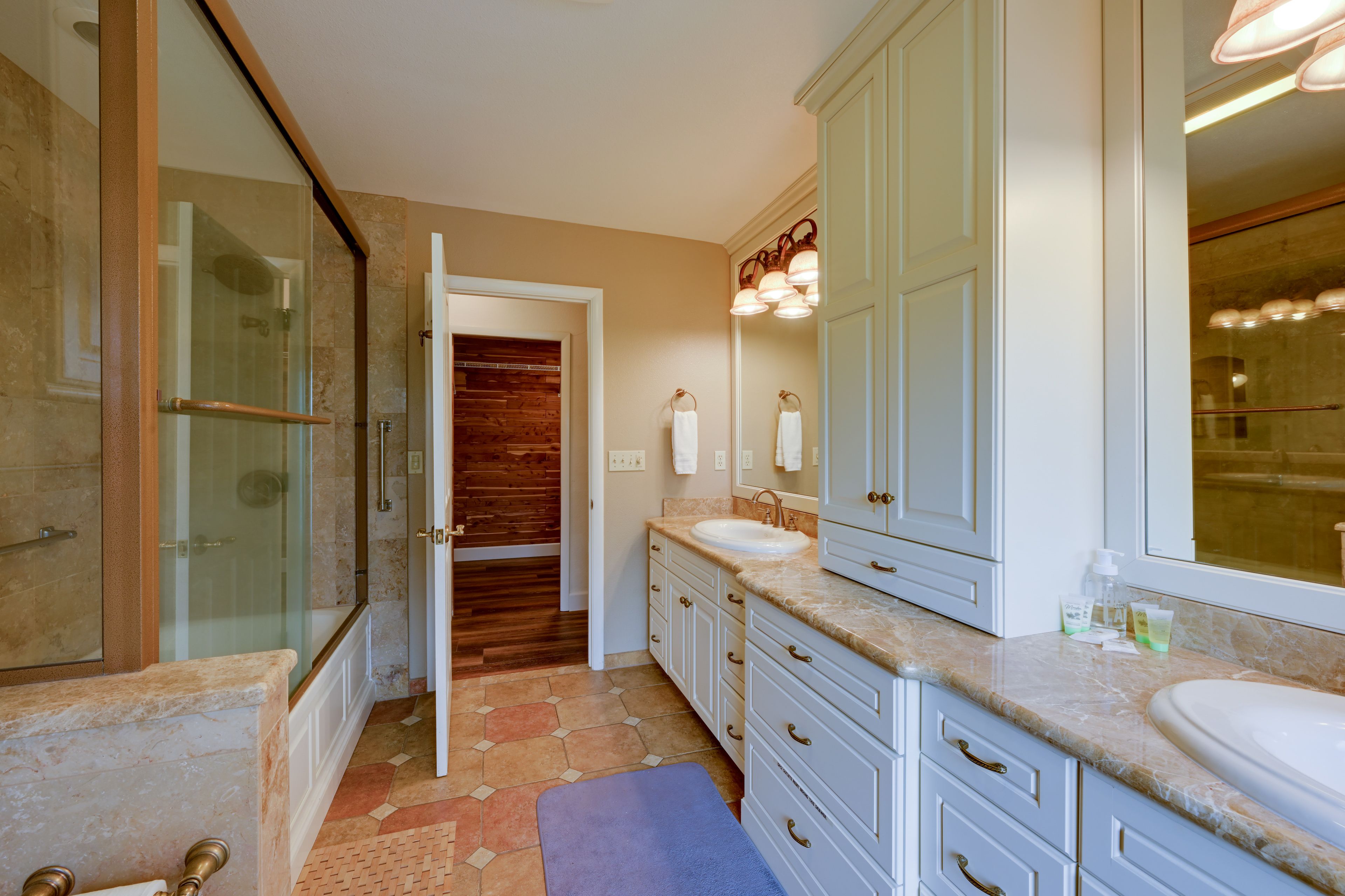 En-Suite Bathroom | Towels Provided