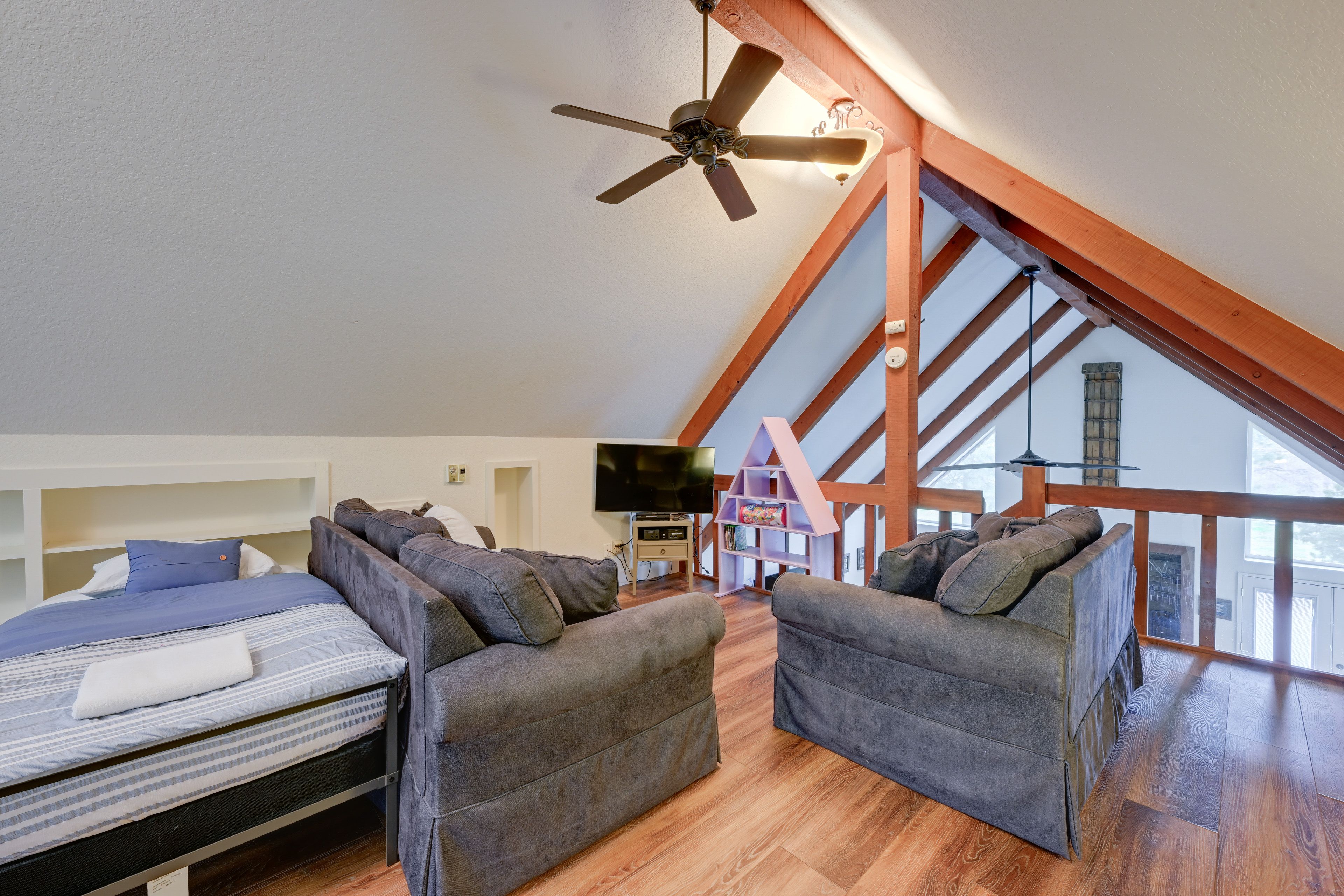 Loft | 4 Twin Beds | Smart TV