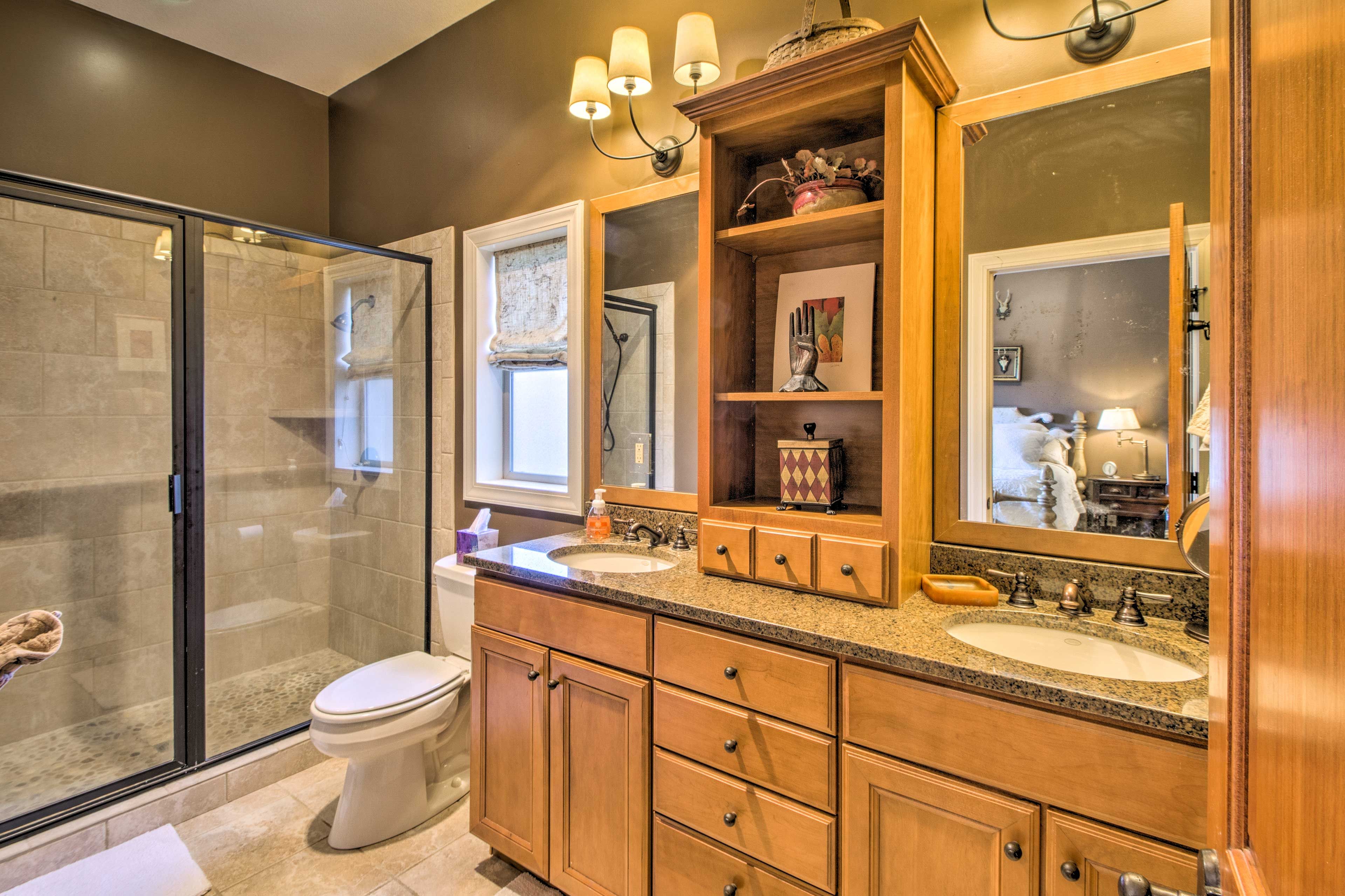Full Bathroom | Complimentary Toiletries