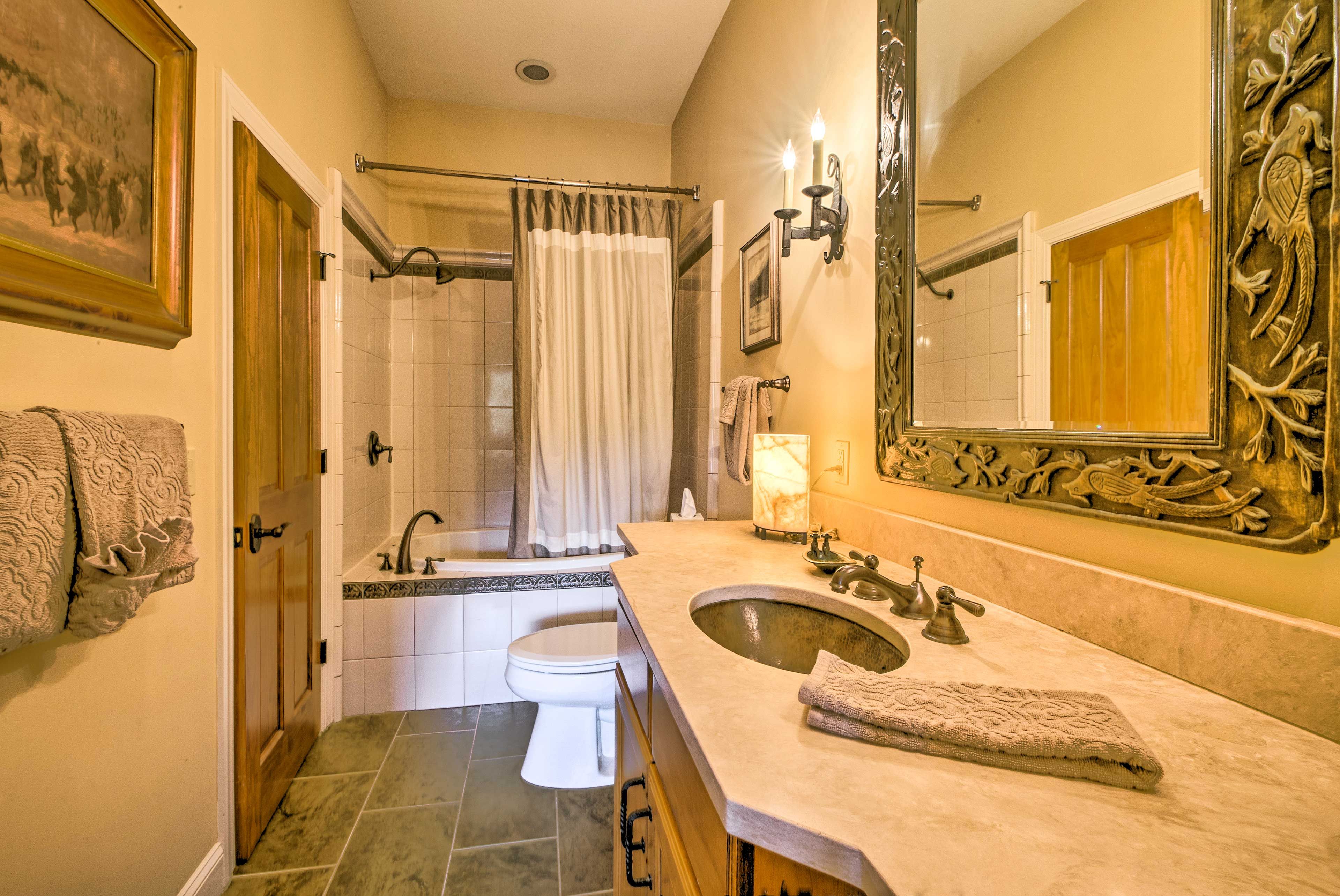 Full Bathroom | Complimentary Toiletries