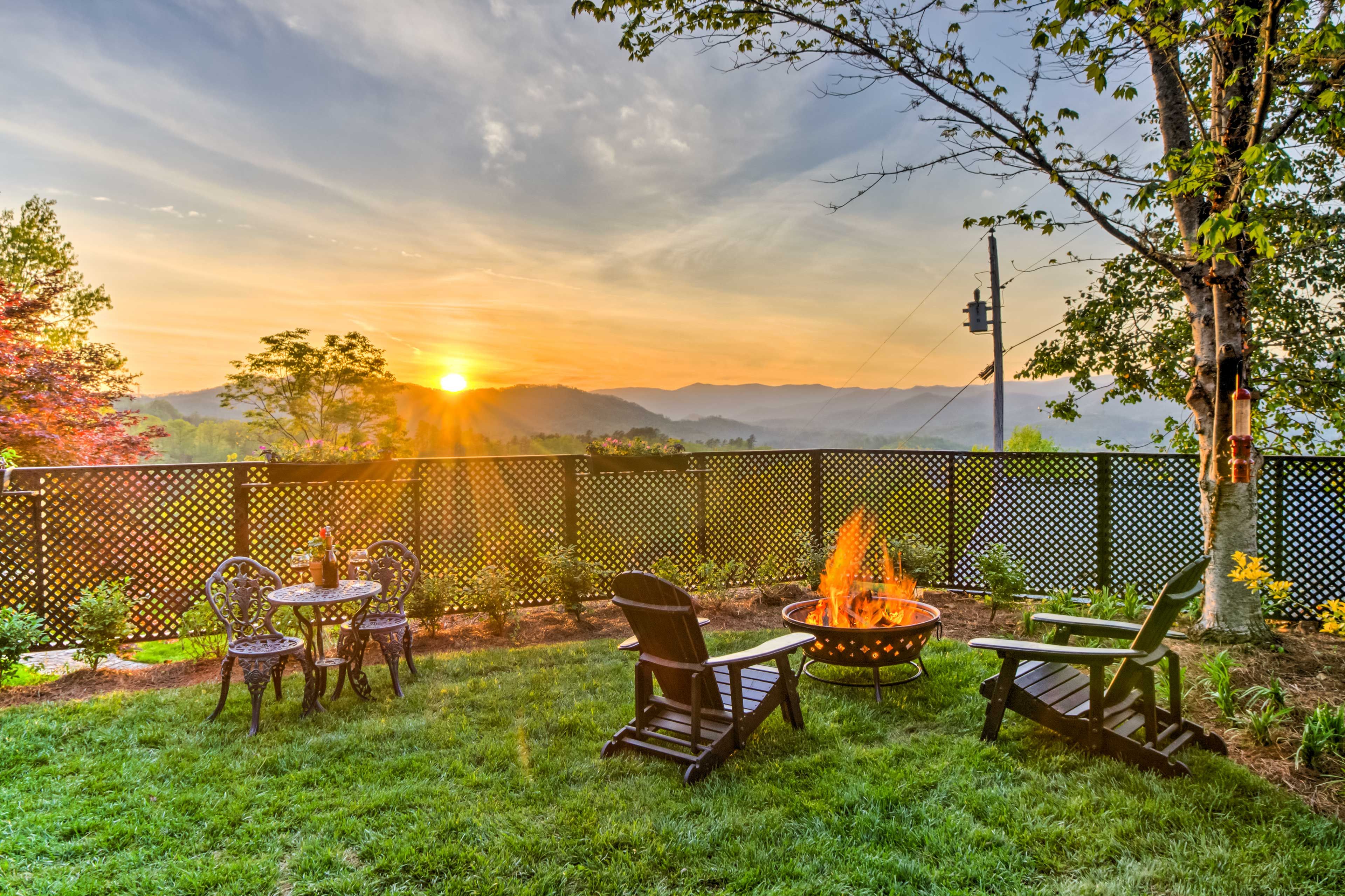 Private Yard | Fire Pit | Outdoor Dining
