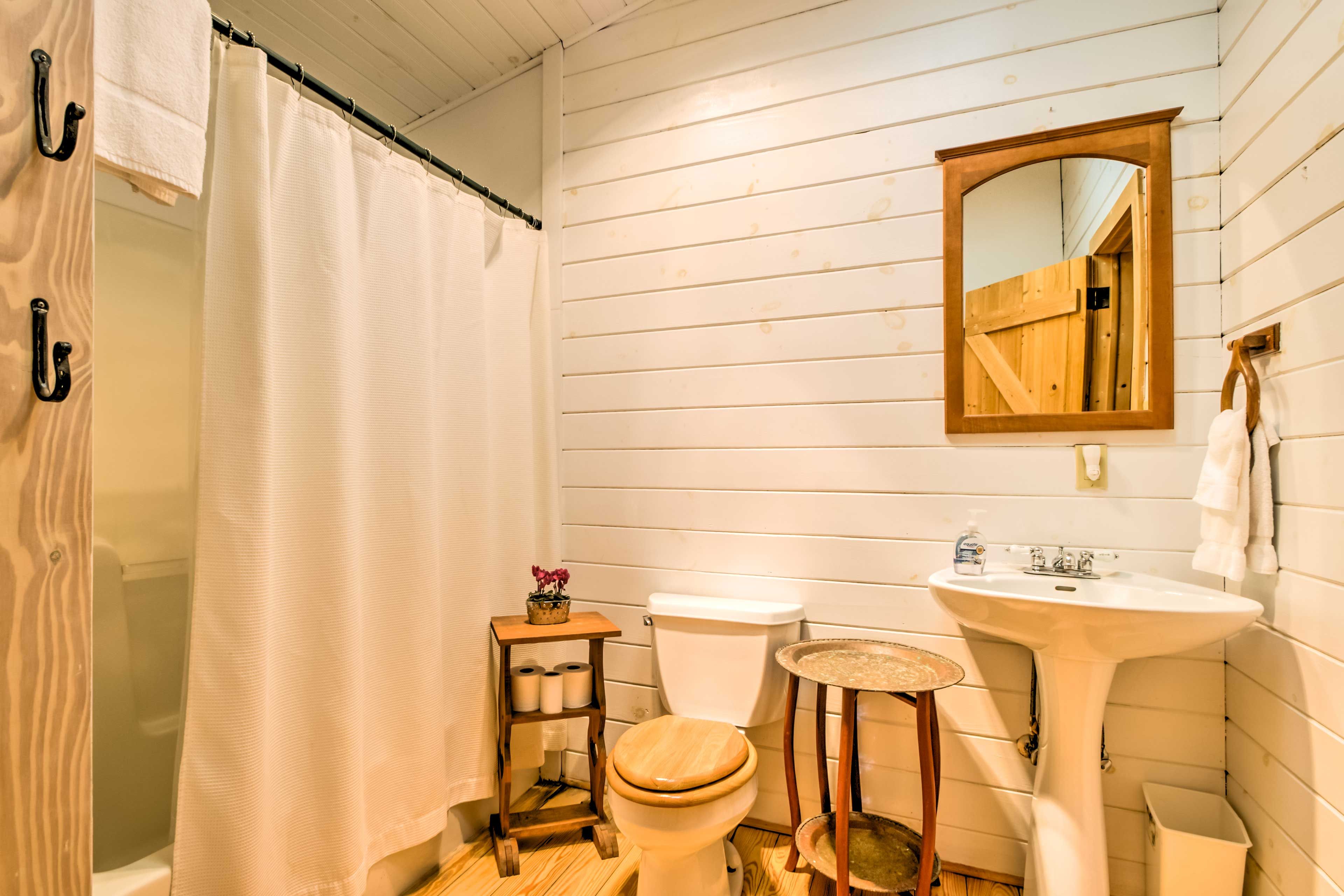 Full Bathroom | Towels Provided