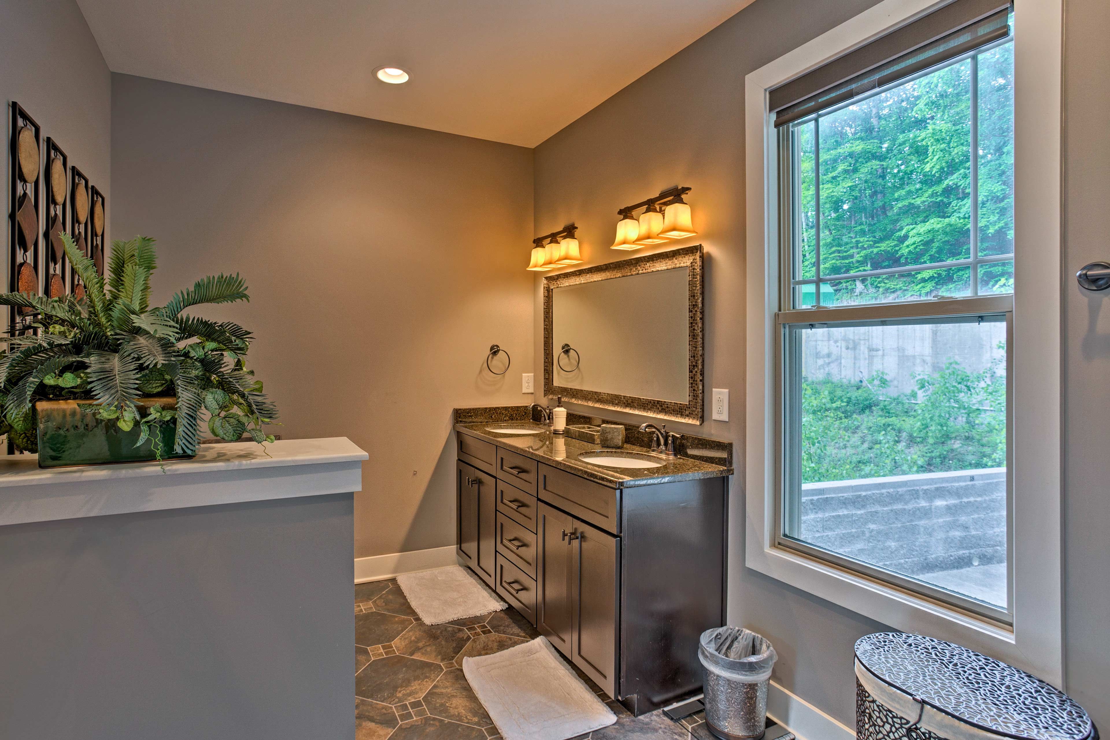 En-Suite Bathroom | Towels Provided