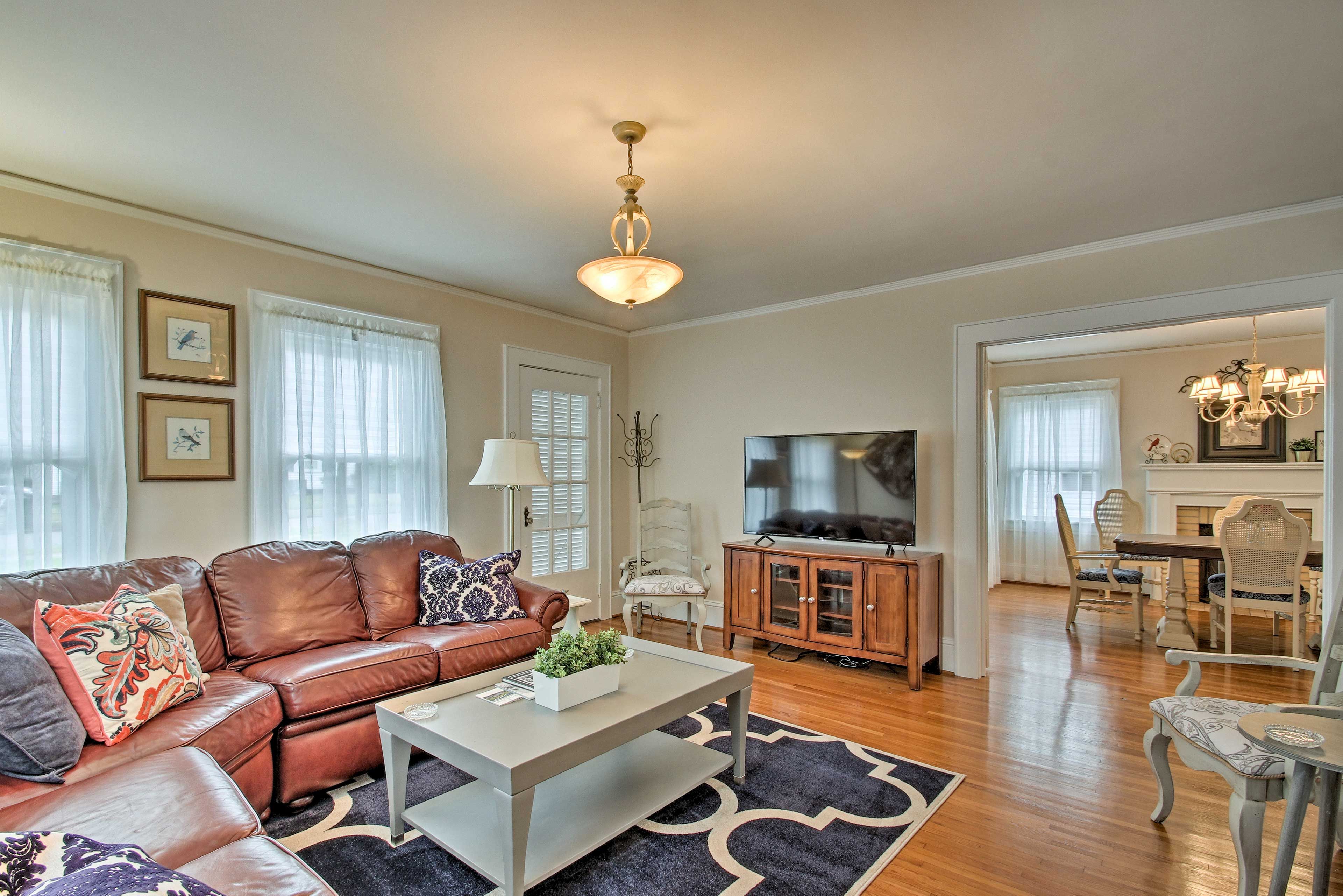 Living Room | Smart TV w/ Roku & DVD Player