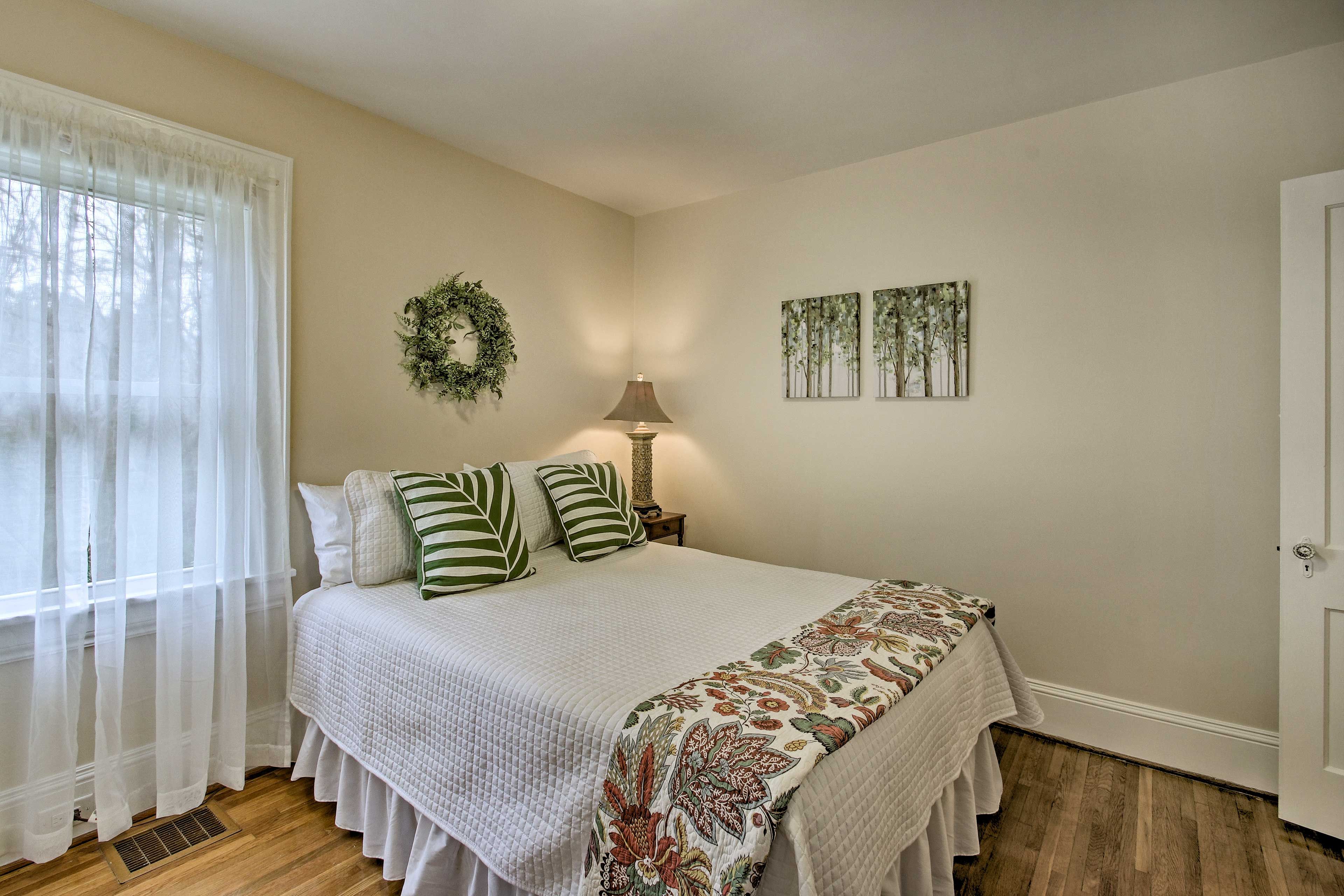 Bedroom 1 | Queen Bed