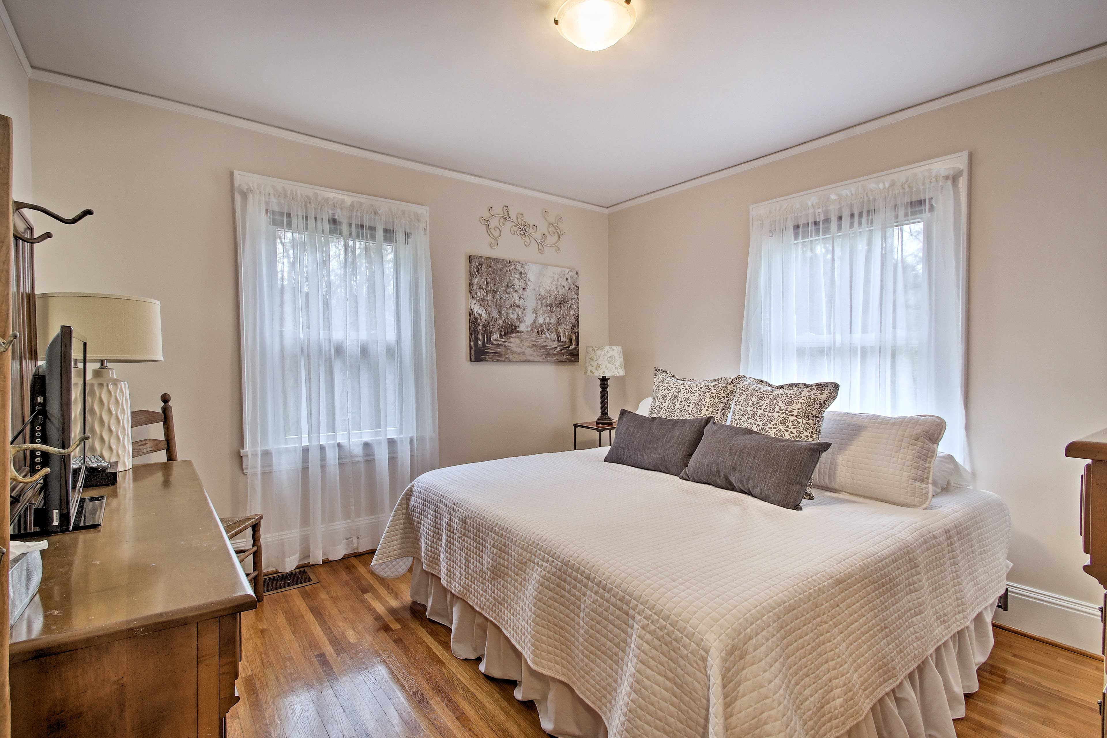 Bedroom 2 | King Bed