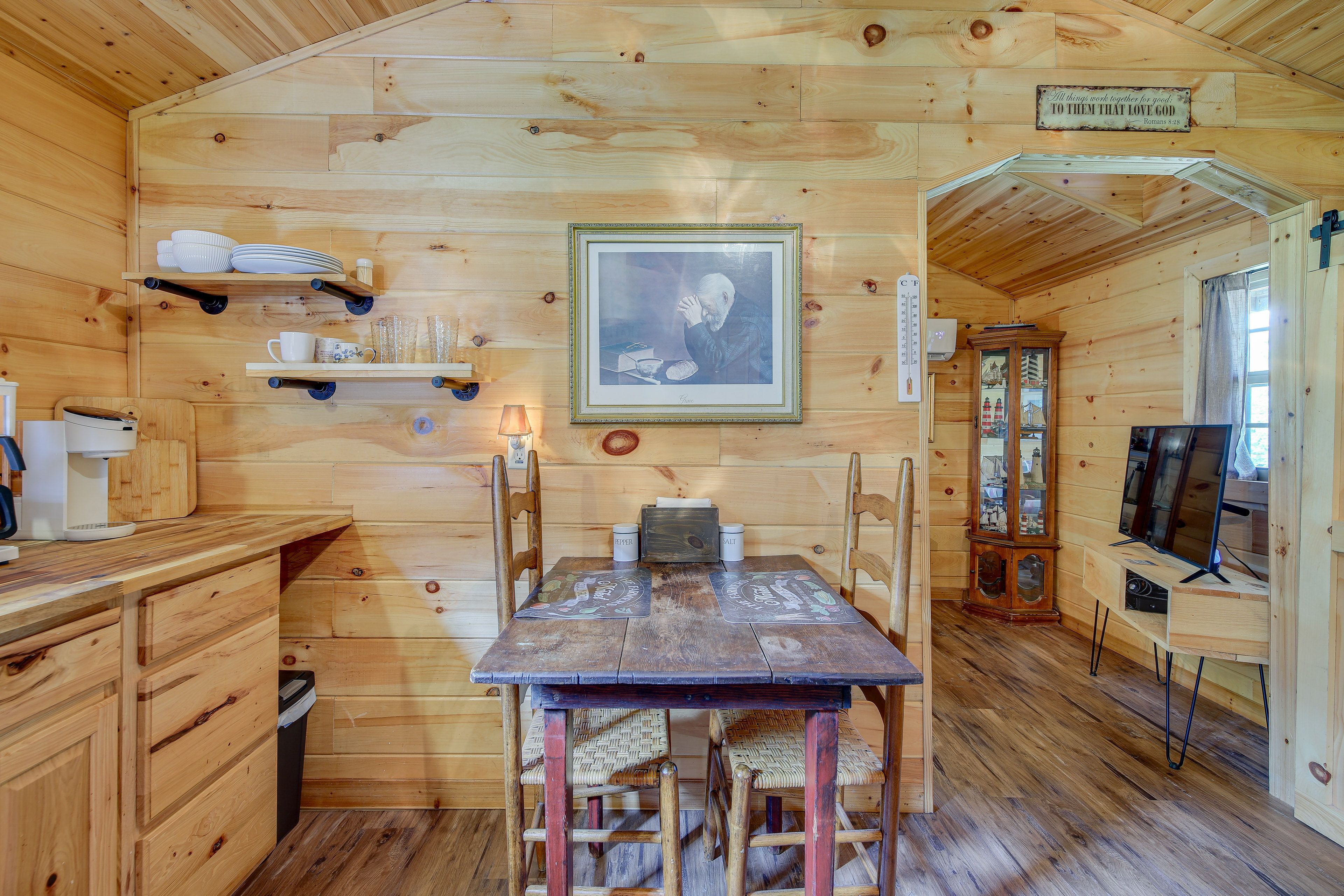 Dining Area | Dishware/Flatware Provided