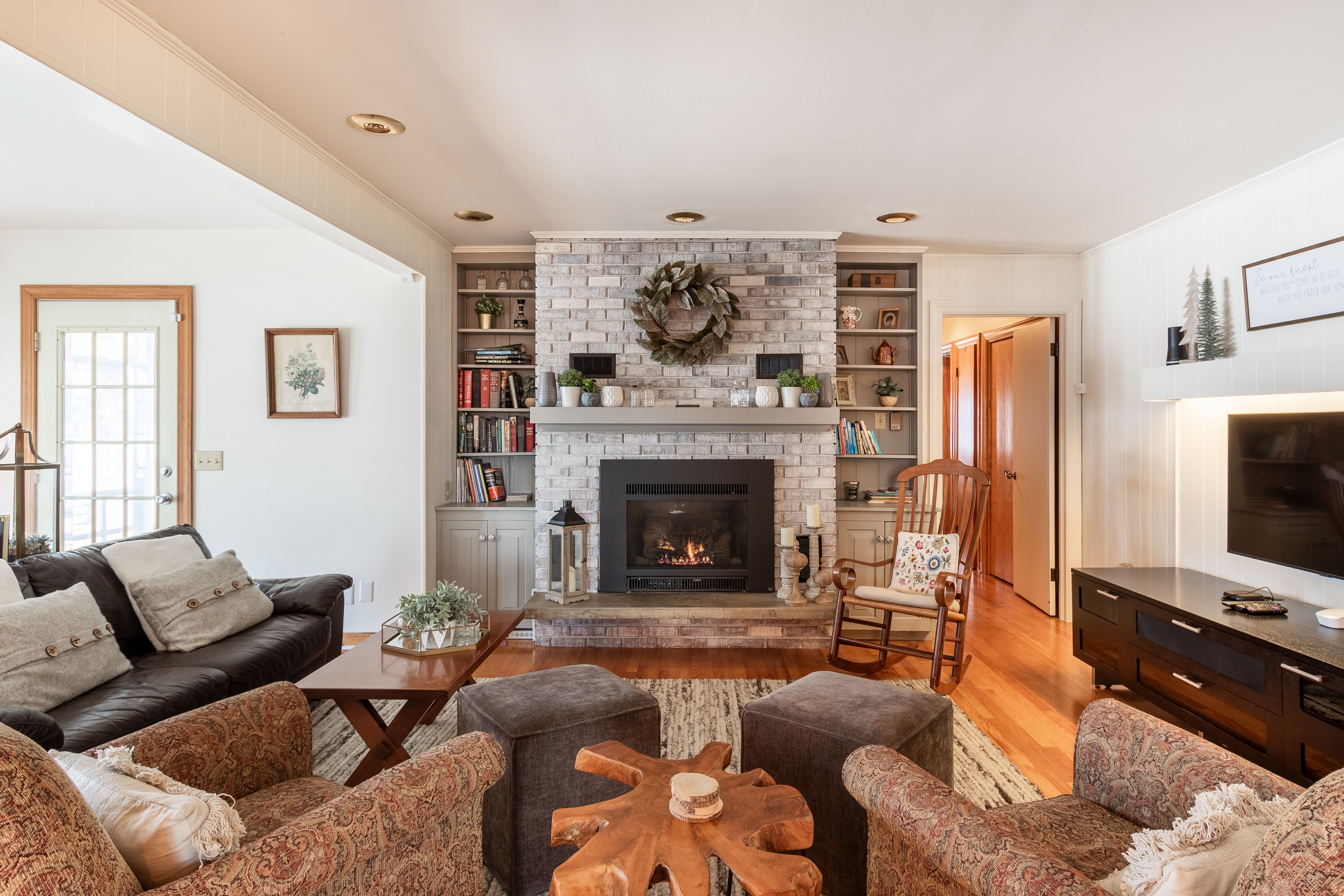 Living Room | Smart TV | Gas Fireplace | Central A/C & Heating
