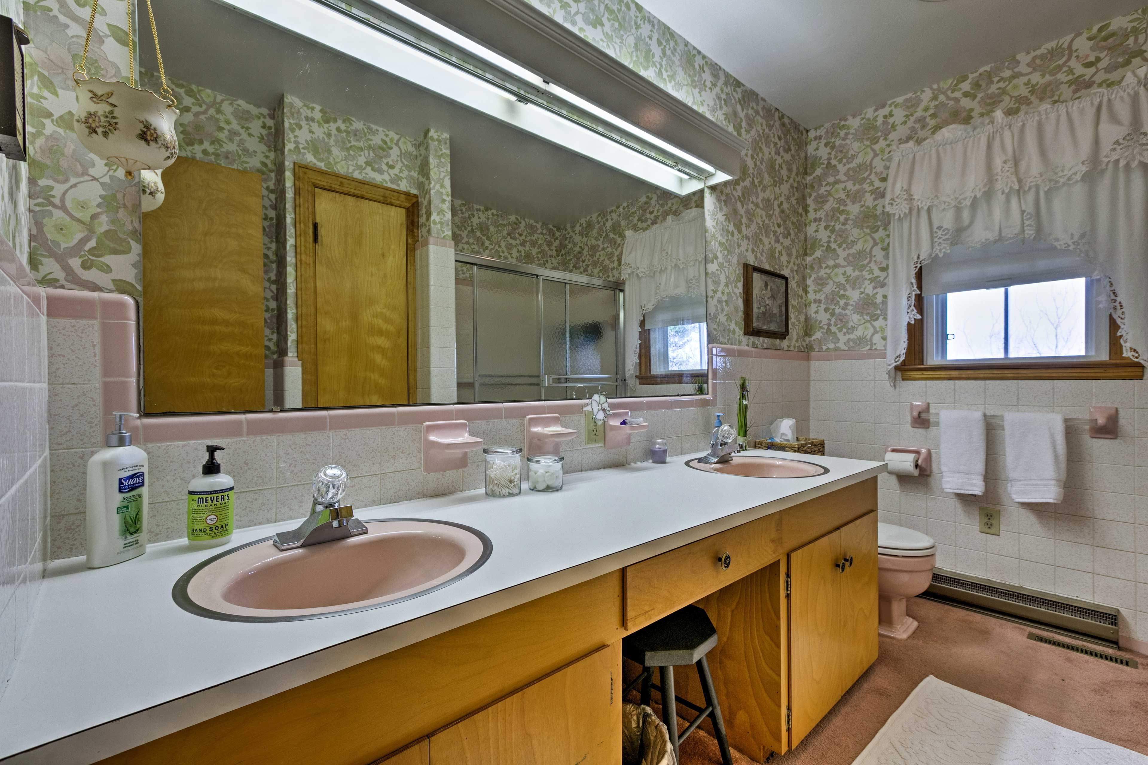 En-Suite Bathroom | Towels Provided