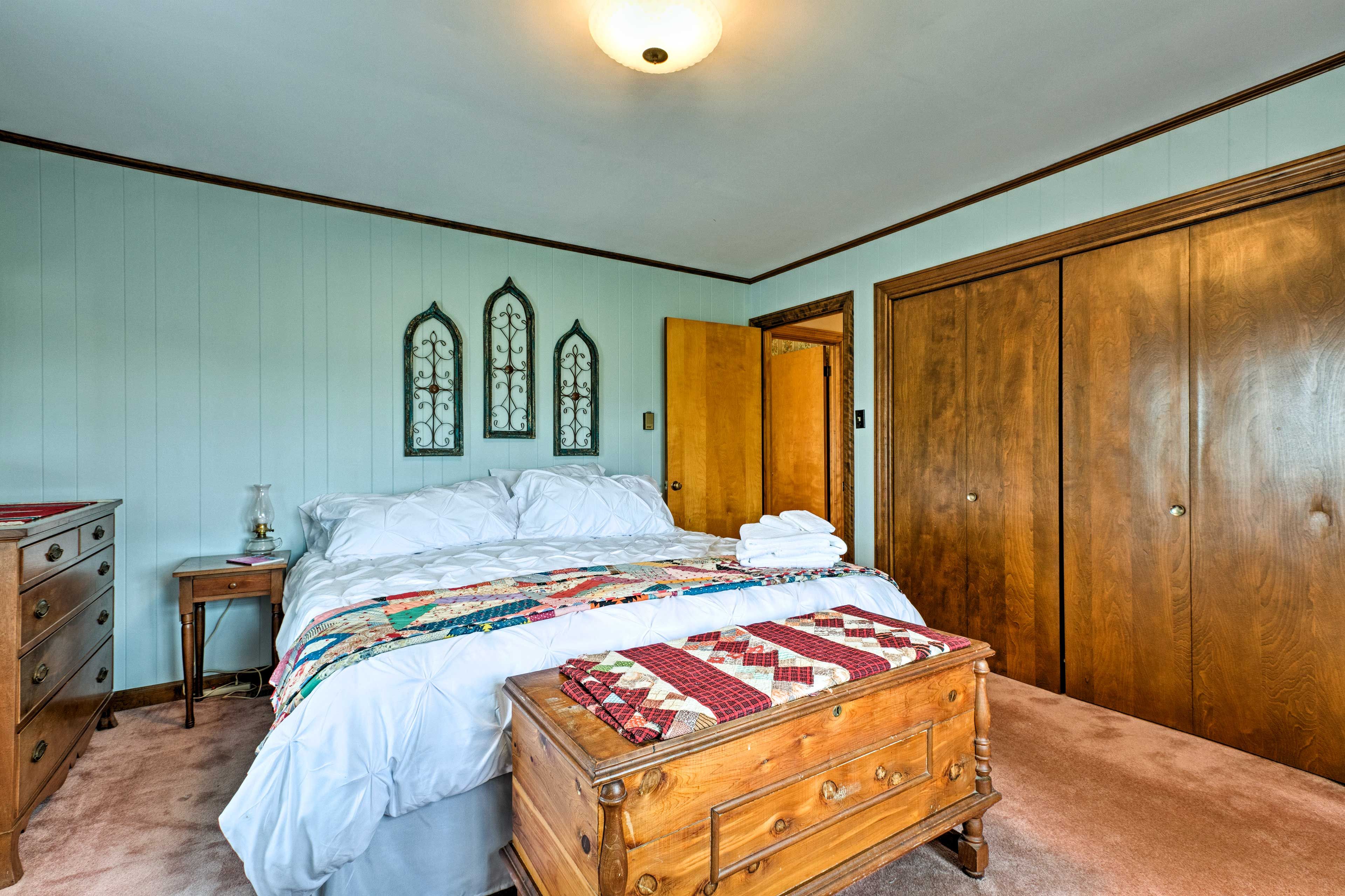 Bedroom 2 | Queen Bed