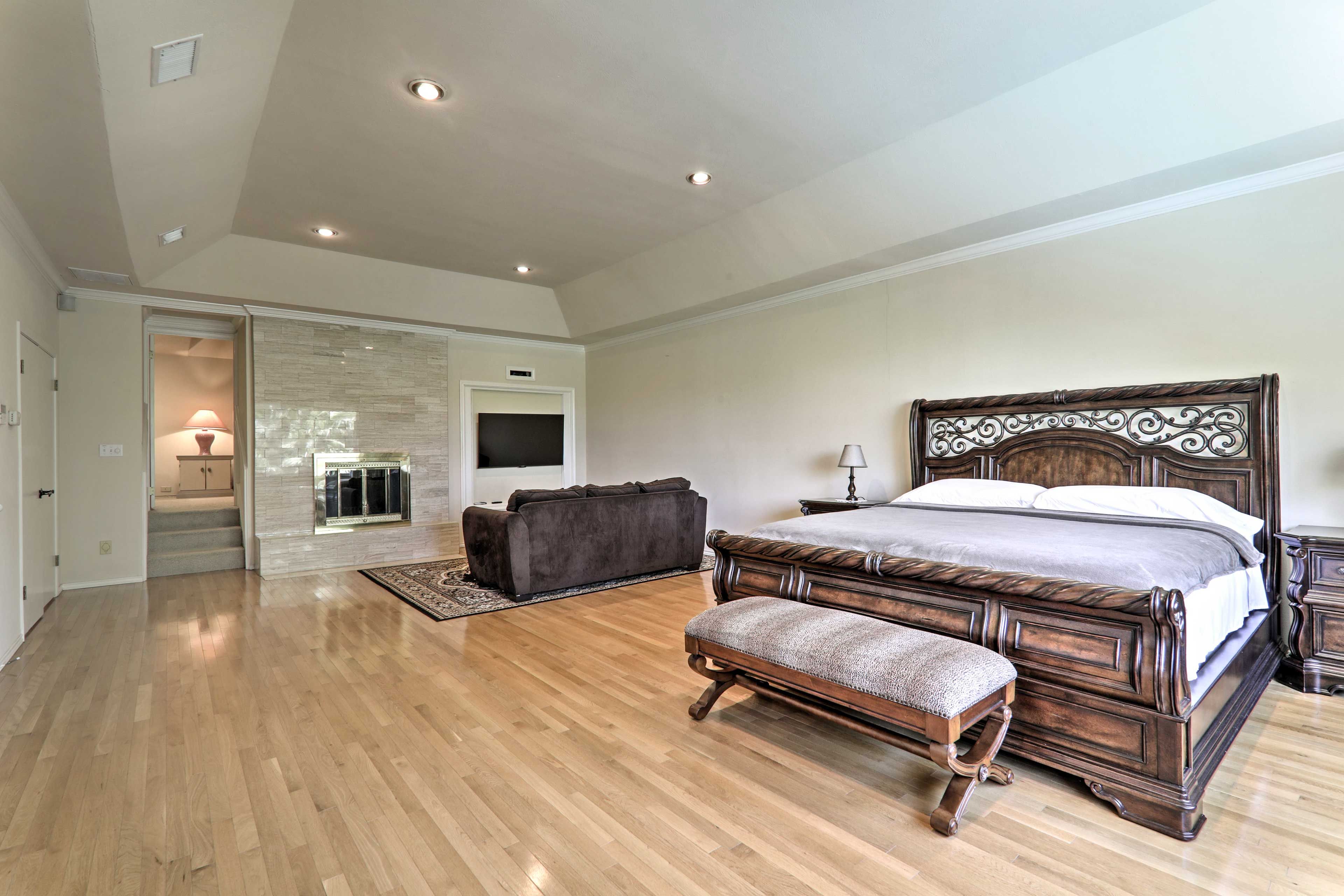 Bedroom 1 | King Bed | Linens Provided