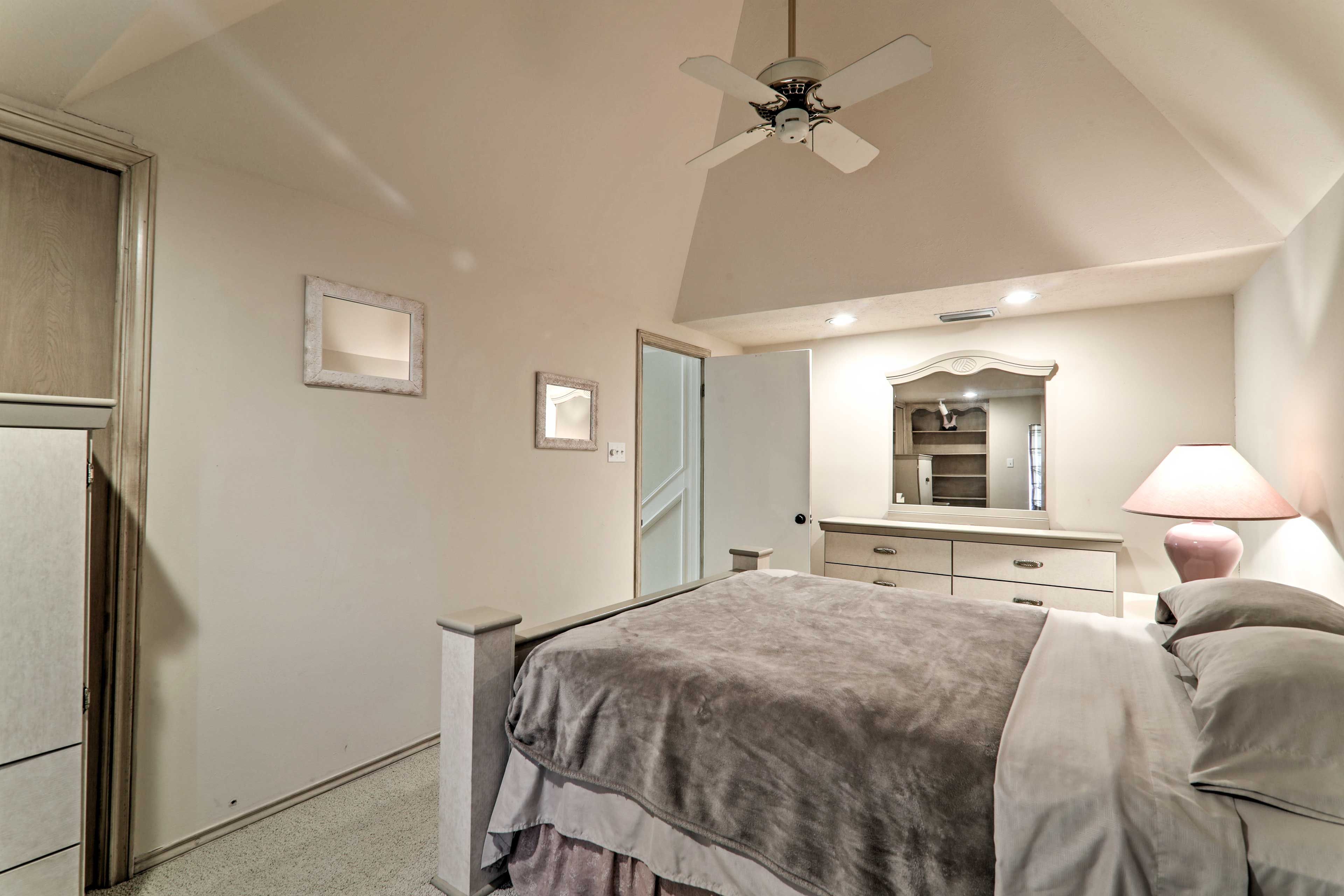 Bedroom 2 (Accessible via Bedroom 1) | Queen Bed