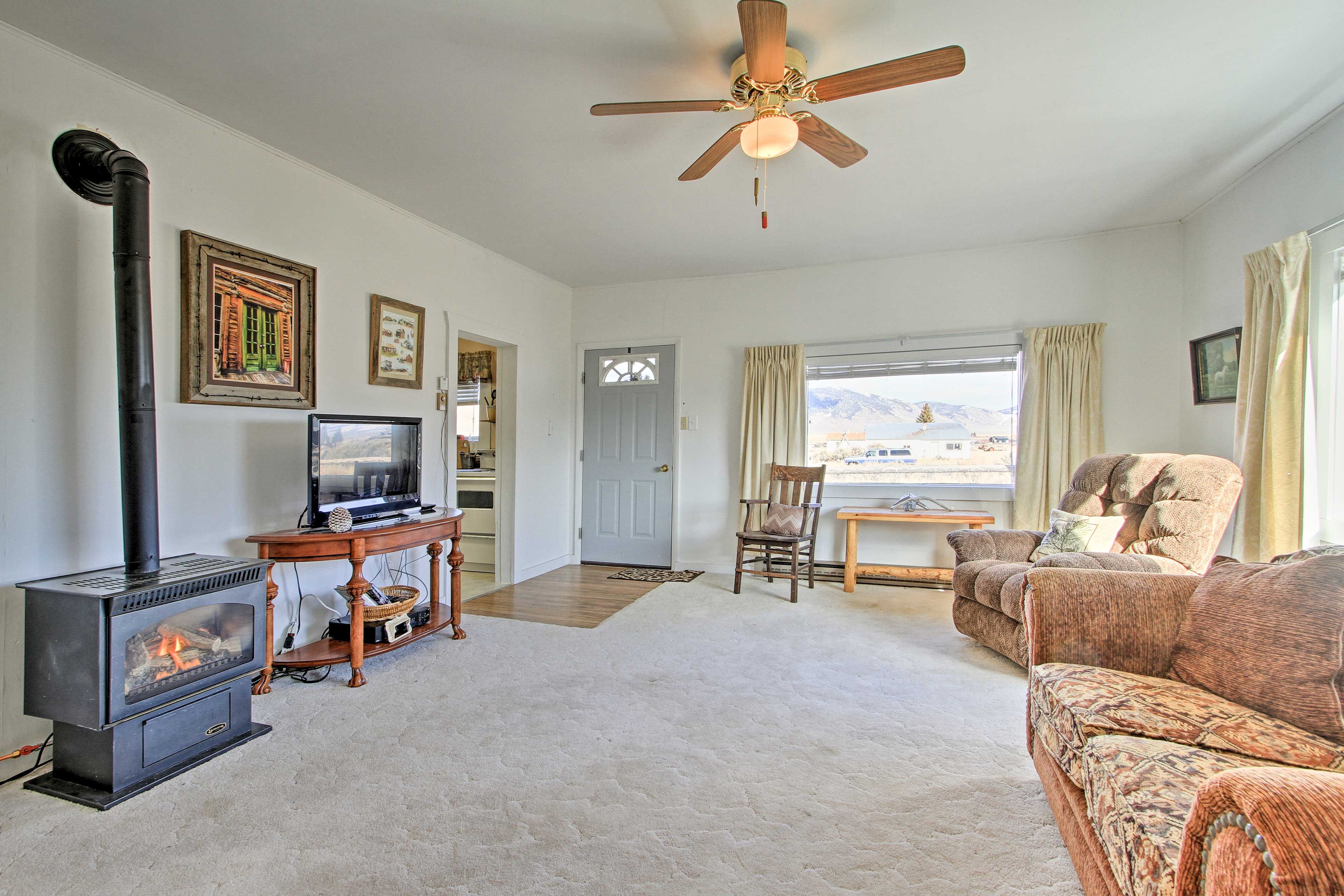 Living Room | Gas Fireplace | No WiFi