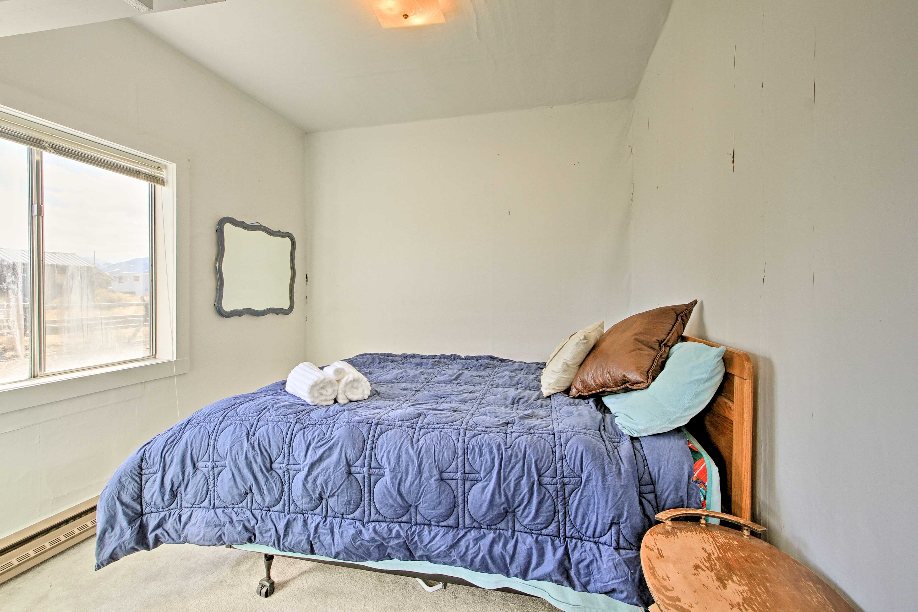Bedroom 1 | Queen Bed