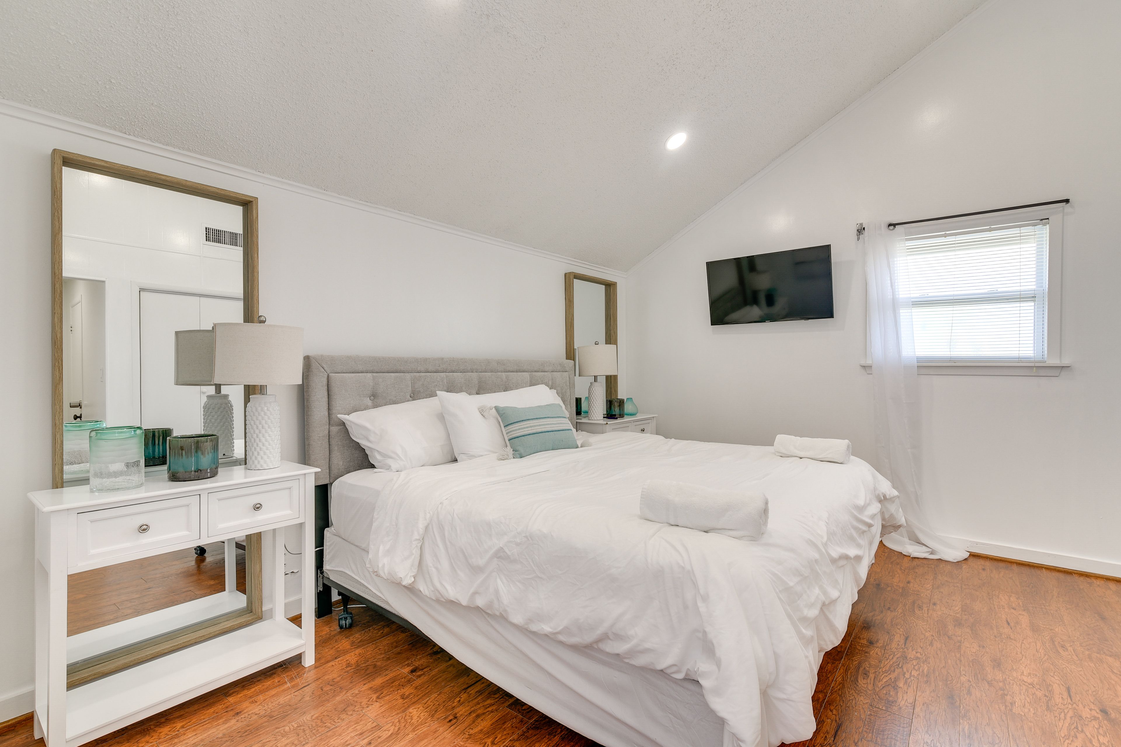 Bedroom 1 | 2nd Floor | Queen Bed