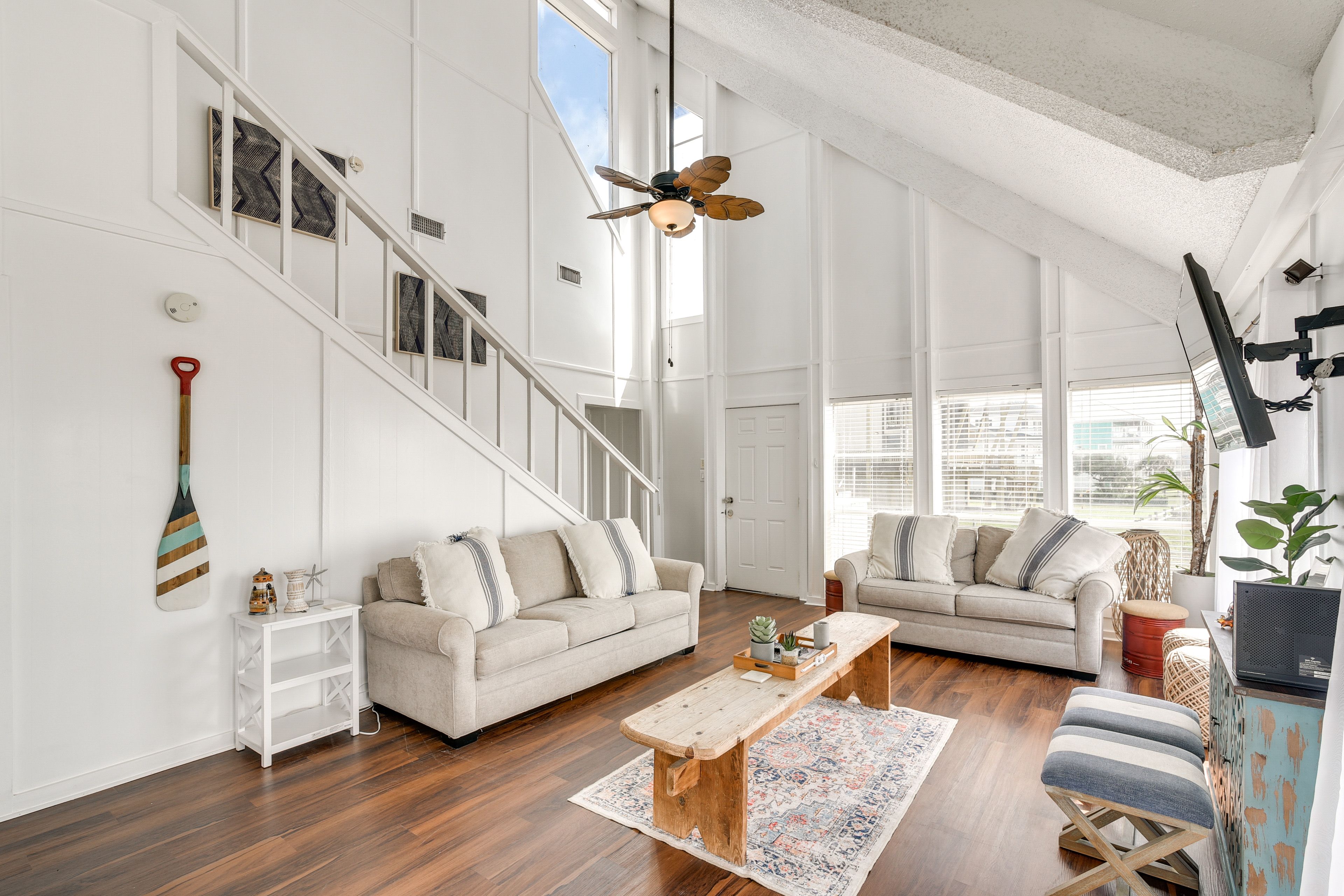 Living Room | 1st Floor | Free WiFi | Central A/C & Heat | Smart TV