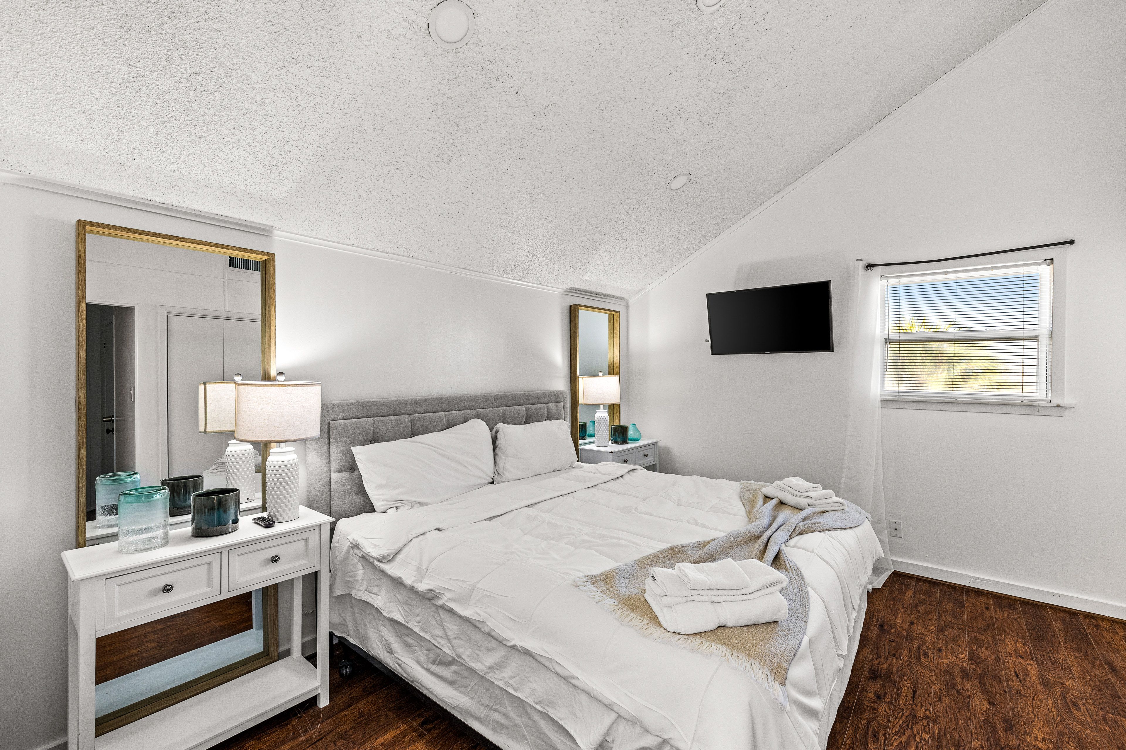 Bedroom 1 | 2nd Floor | Queen Bed