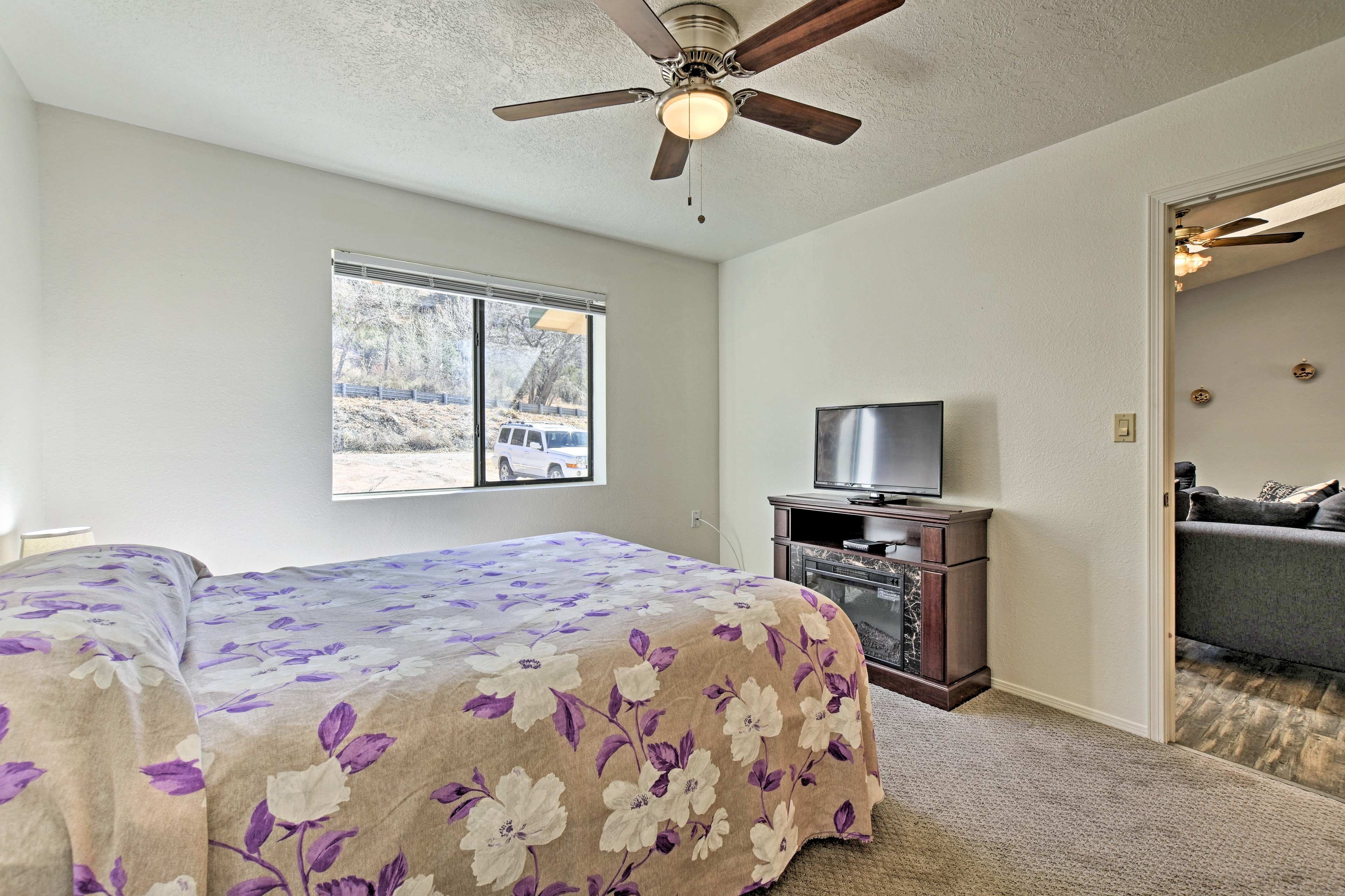 Bedroom 1 | Queen Bed
