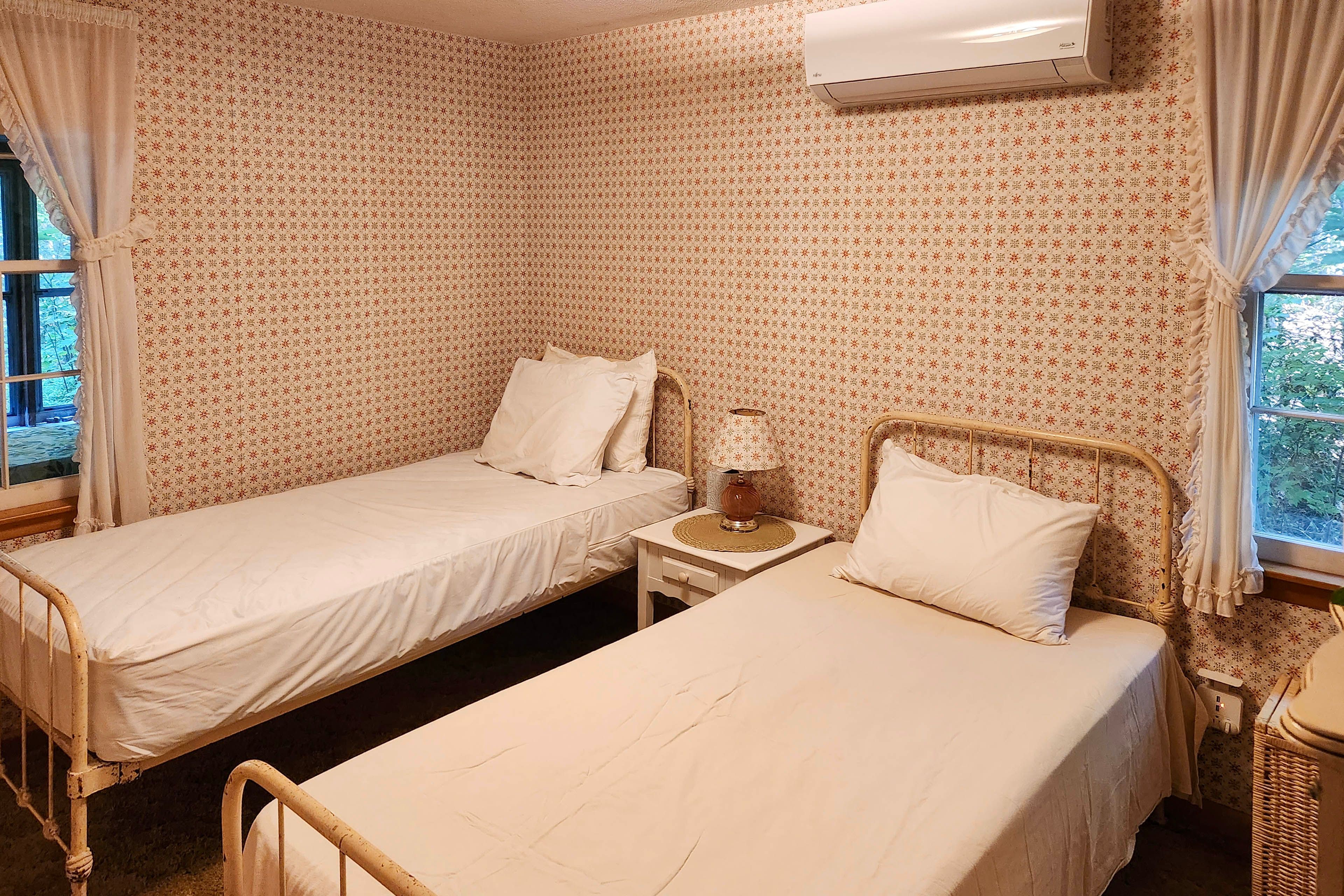 Bedroom 2 | 2 Twin Beds